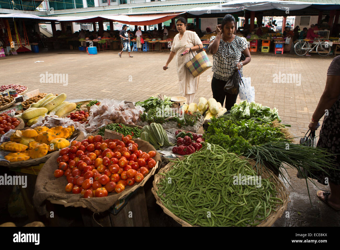 L'Ile Maurice, Mahebourg, Marché Central, les gens du shopping au stand de fruits et légumes Banque D'Images