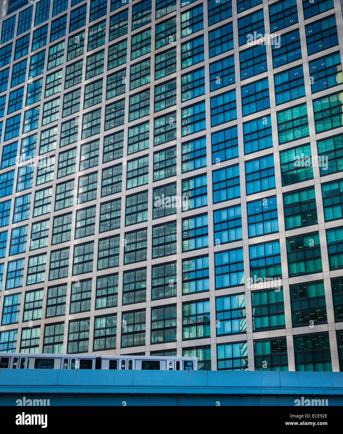 Monorail passant par Shidome Ginza aller à la station Shinbashi, Tokyo, Japon. Banque D'Images