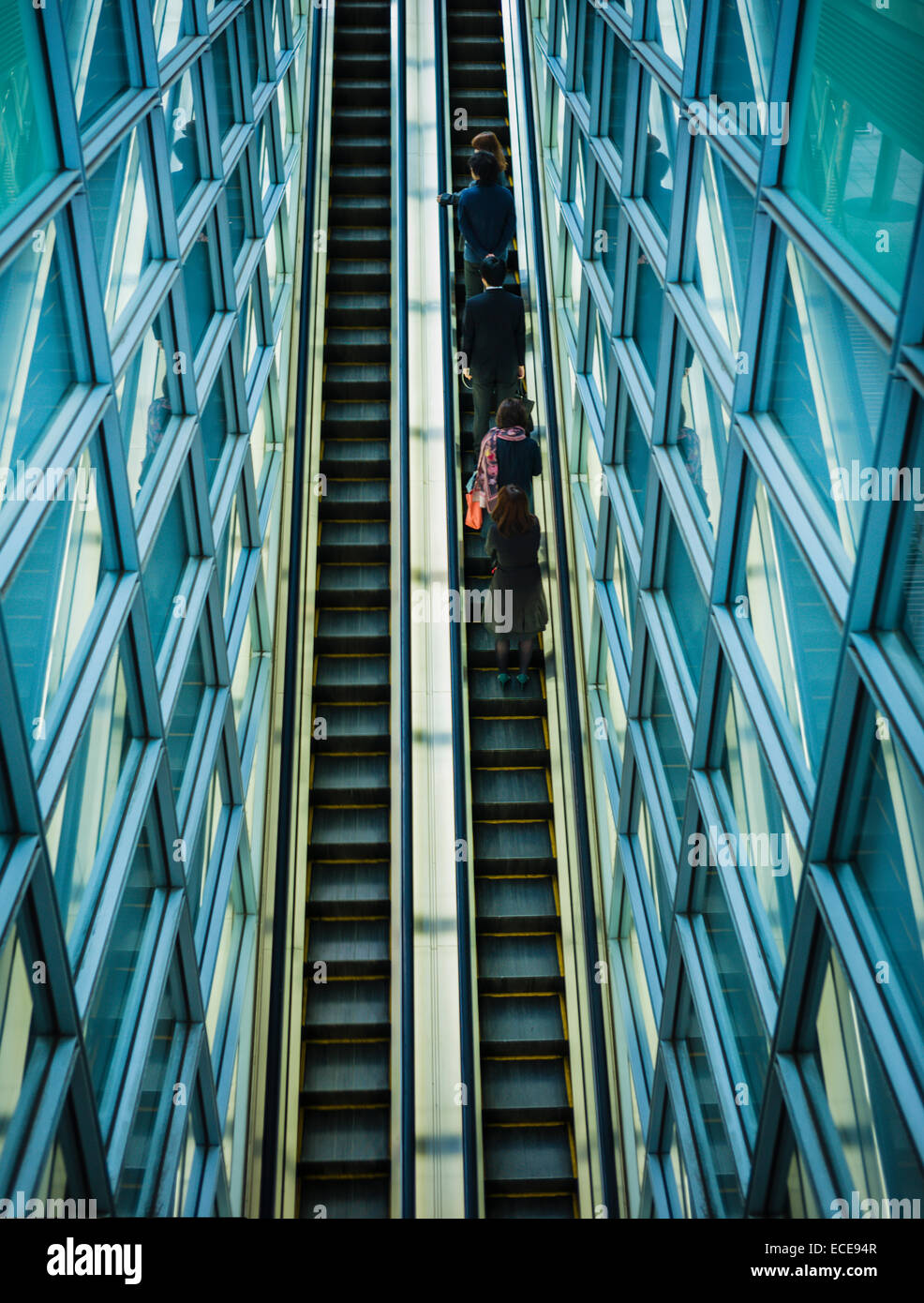 Sur le tapis roulant de Tokyo, des employés de bureau d'aller travailler dans Shidome, Tokyo, Japon. Banque D'Images