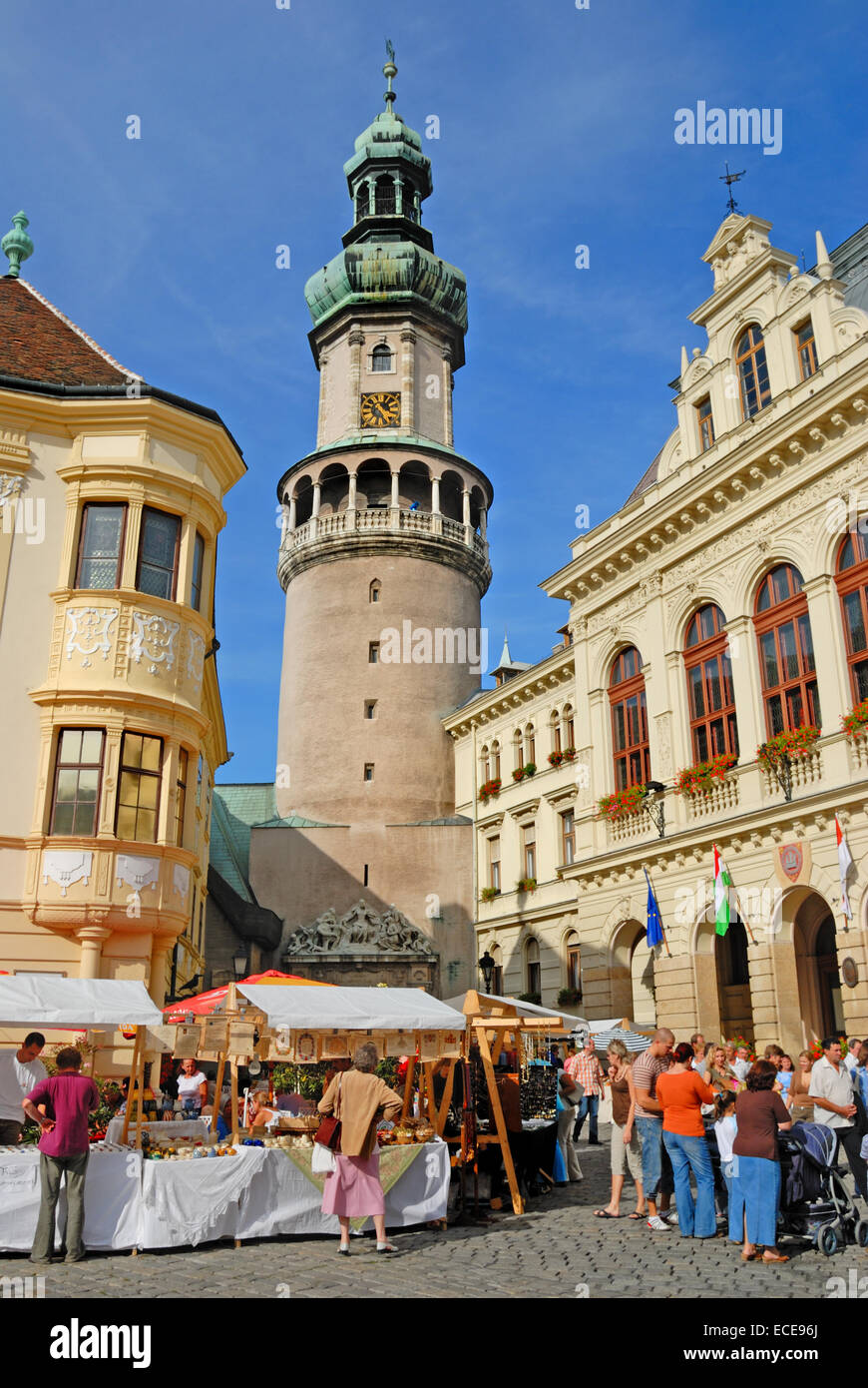 Sopron, Western Transdanubia, Hongrie. 61m avec Storno Fire Tower House (à gauche) Hôtel de ville (à droite) Marché artisanal en fo Ter Banque D'Images