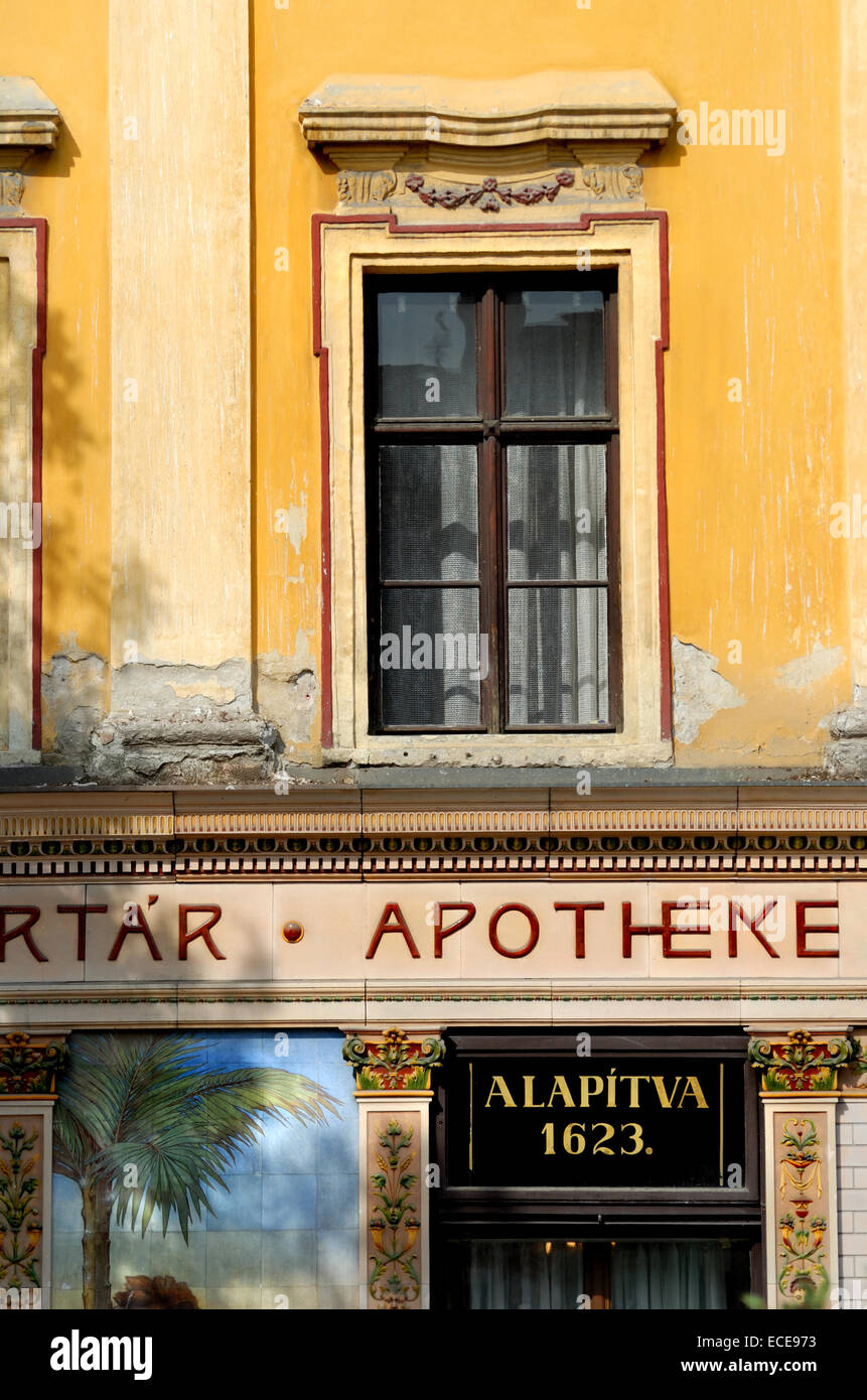 Sopron, Western Transdanubia, Hongrie. Chimiste avec peinture écaillée. L'allemand signe Apoteke" en raison de la proximité de la frontière autrichienne Banque D'Images