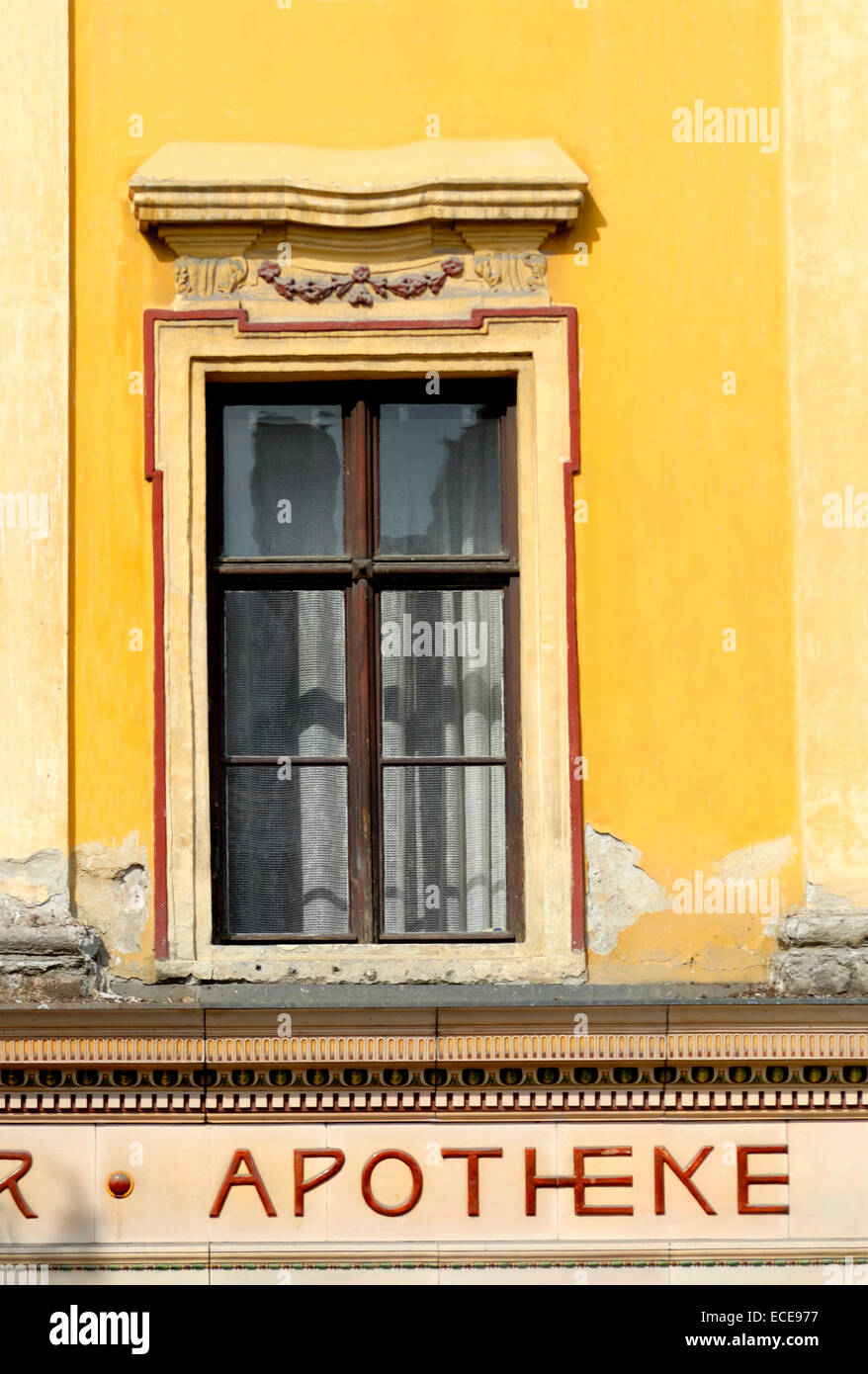 Sopron, Western Transdanubia, Hongrie. Chimiste avec peinture écaillée. L'allemand signe Apoteke" en raison de la proximité de la frontière autrichienne Banque D'Images