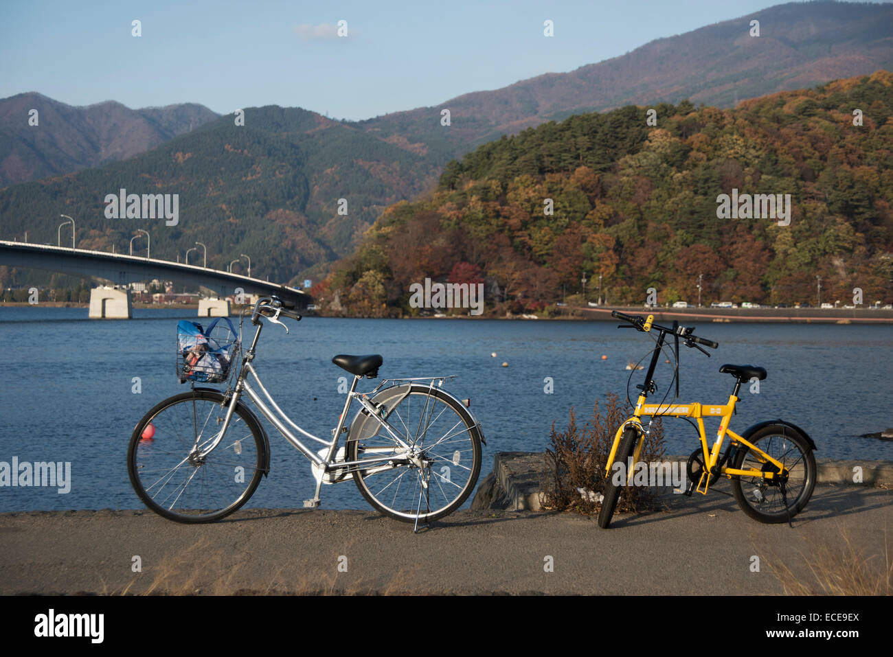 Randonnée à vélo autour du lac Kawaguchi, le Japon. Banque D'Images
