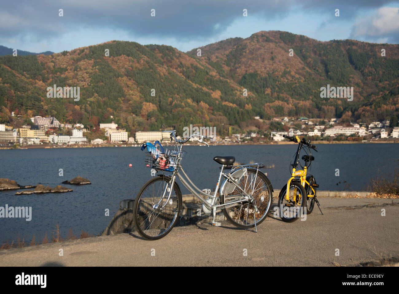 Randonnée à vélo autour du lac Kawaguchi, le Japon. Banque D'Images