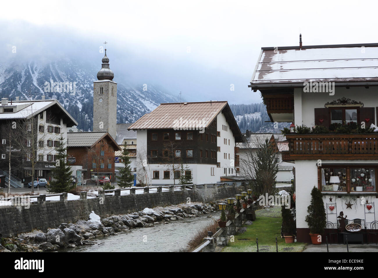 Chalets alpins et la tour de l'église St Nicholas à Lech, Autriche. Banque D'Images