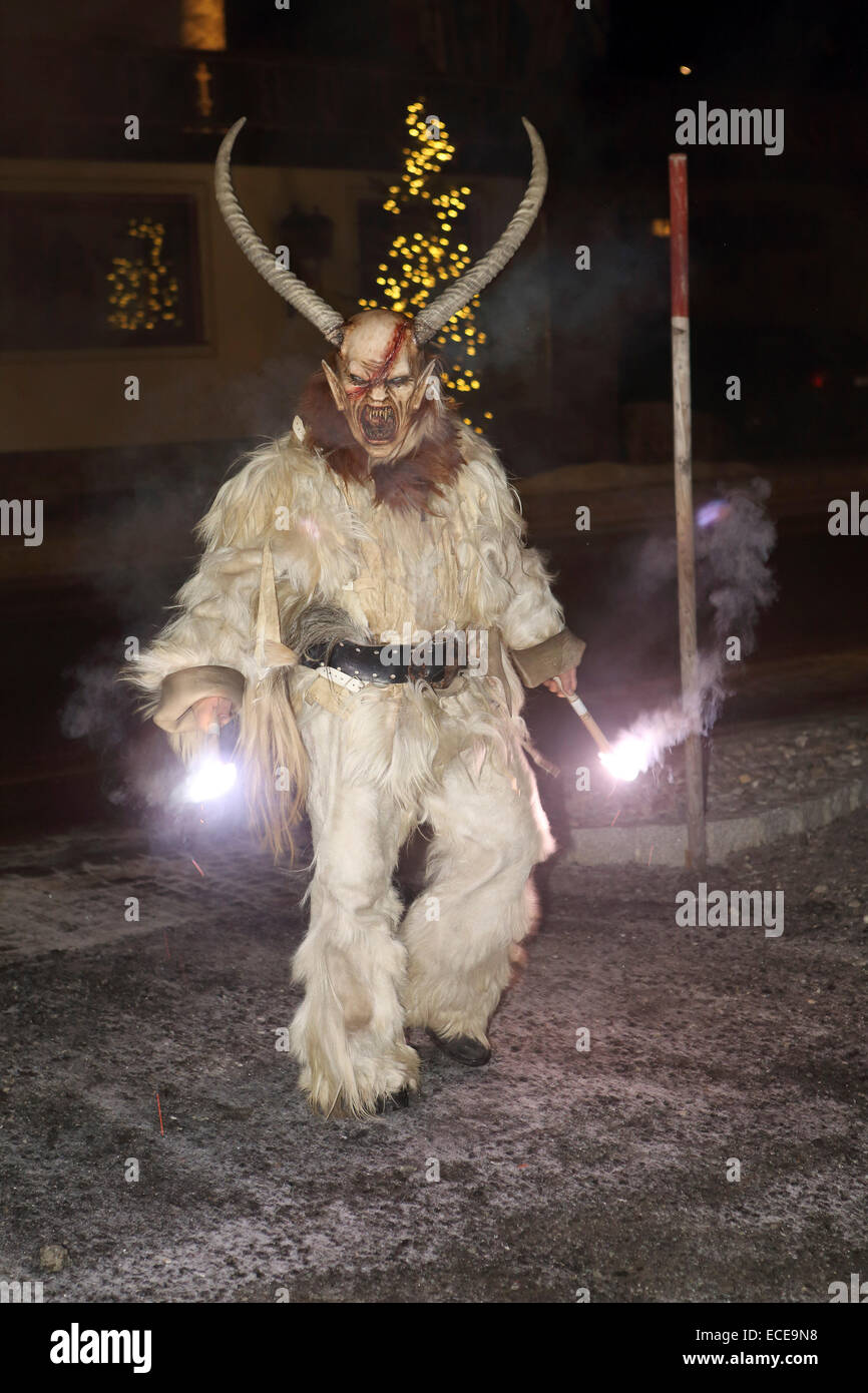 Un Krampus figure porte un flambeau et participe à un Krampus courir à Plan, en Autriche. Banque D'Images