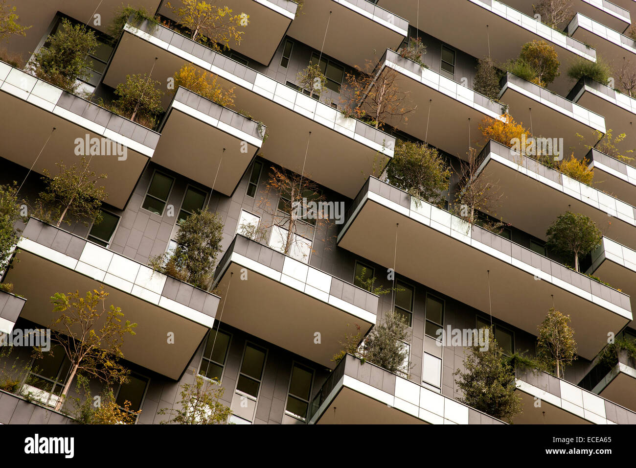 Milan, les bâtiments 'Bosco Verticale' architecte Stefano Boeri, décerné comme le plus beau bâtiment dans le monde en 2014, L Banque D'Images