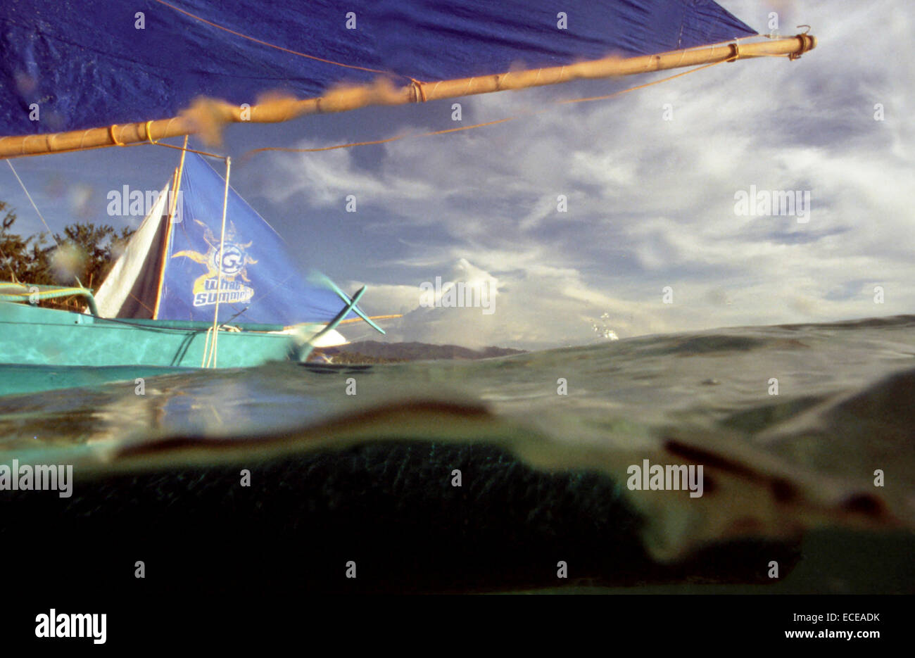 Photo sous-marine. Voile de pratiquer la voile. Plage de sable blanc. Boracay. Aux Philippines. Boracay est une petite île des Philippines loca Banque D'Images