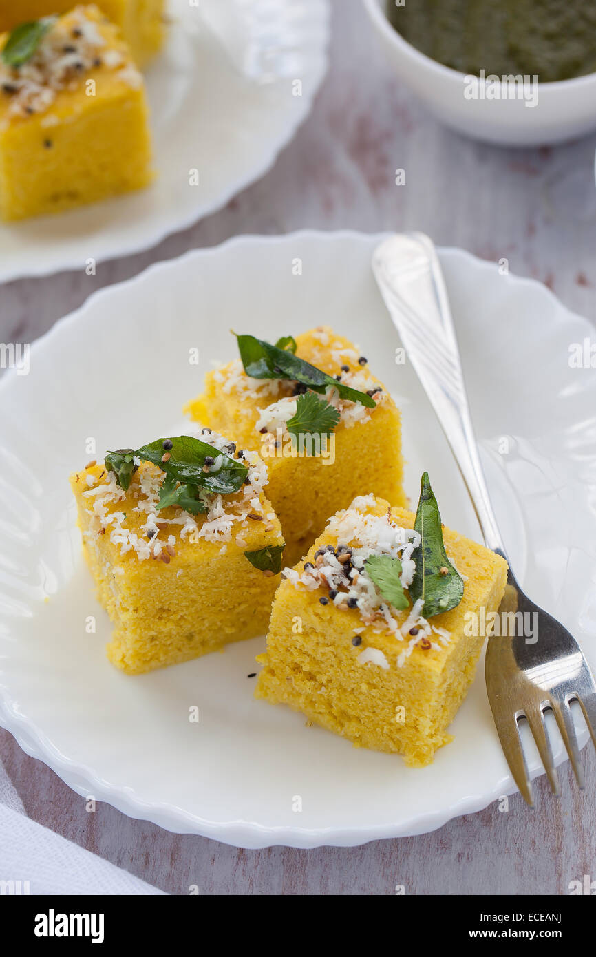 Gros plan du gâteau cuit à la vapeur sur une assiette Banque D'Images