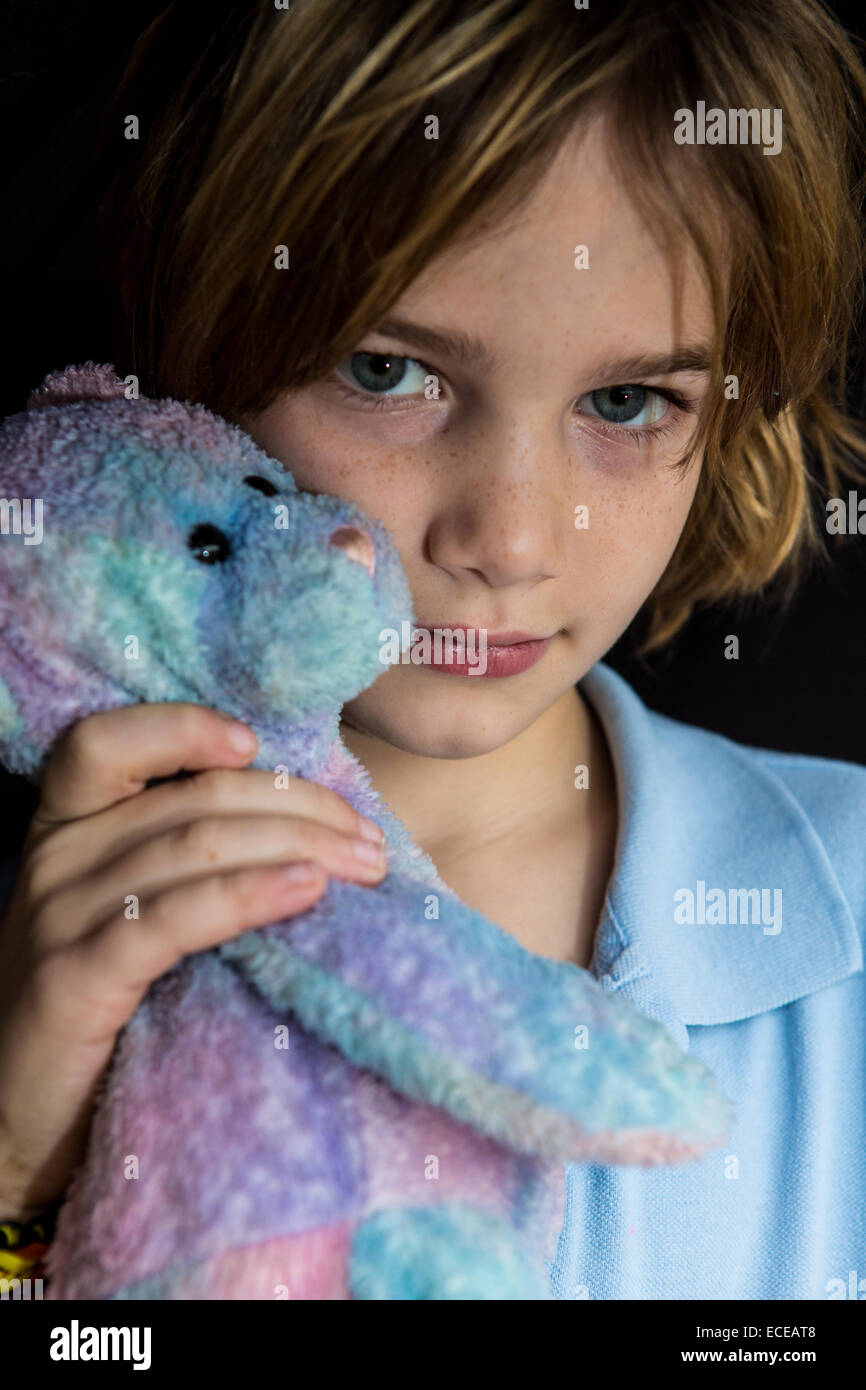 Portrait of a Boy holding a teddy bear Banque D'Images