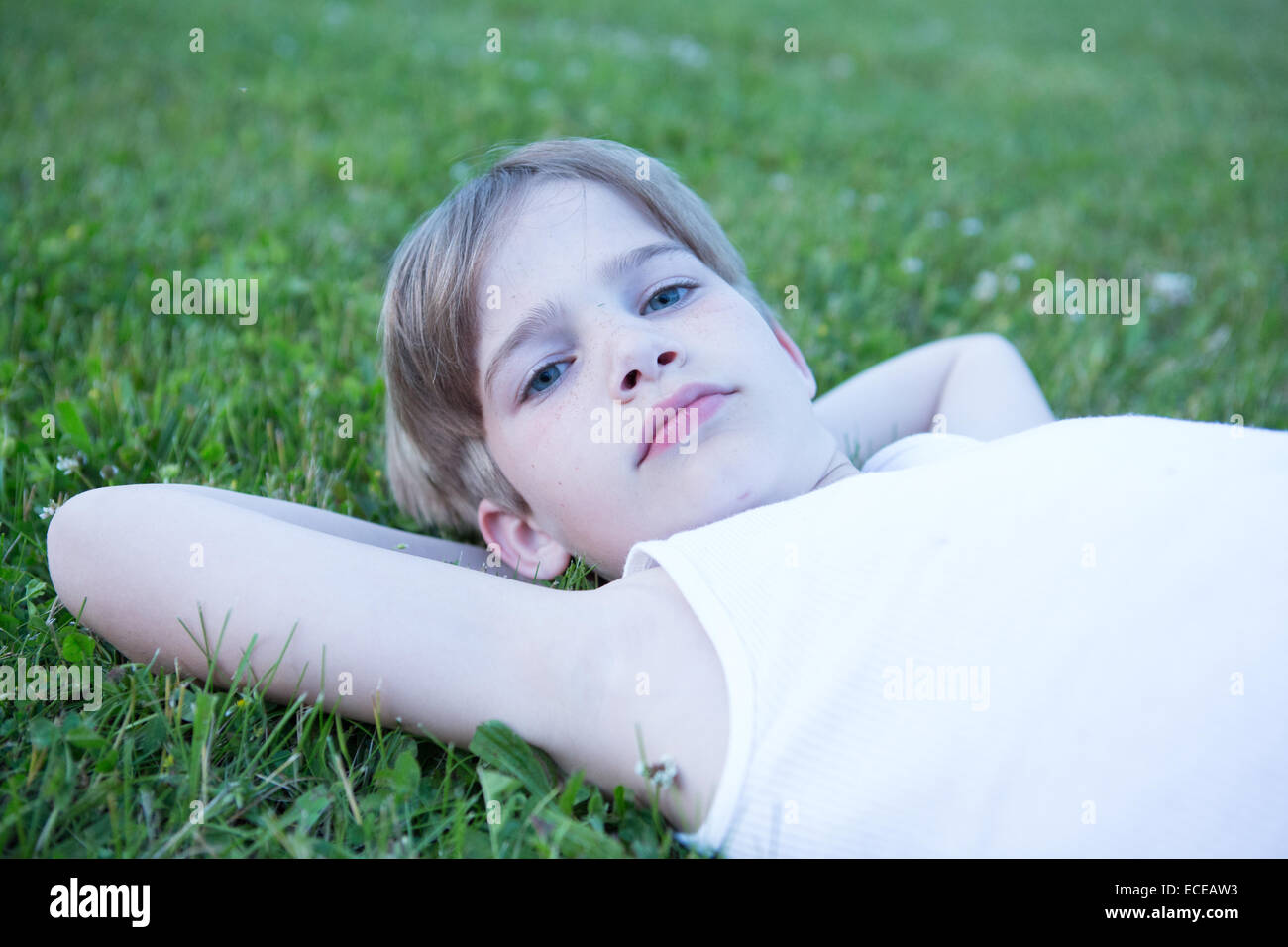 USA, New York, le comté de Lancaster, Lancaster, Portrait of boy laying on grass Banque D'Images