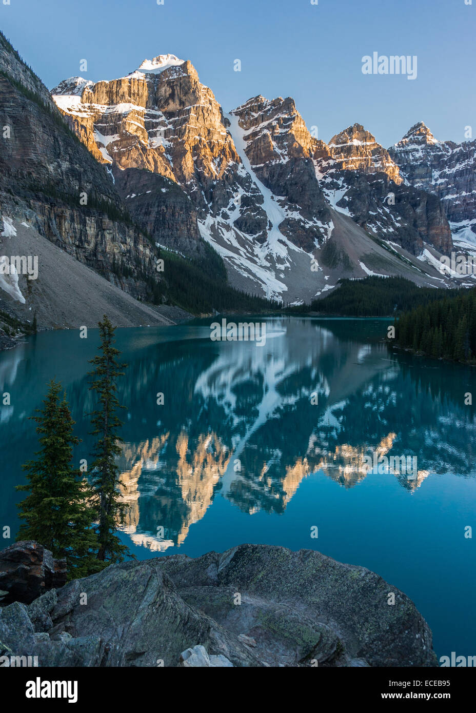Le Canada, l'Alberta, parc national de Banff, Lac Moraine coucher du soleil Banque D'Images