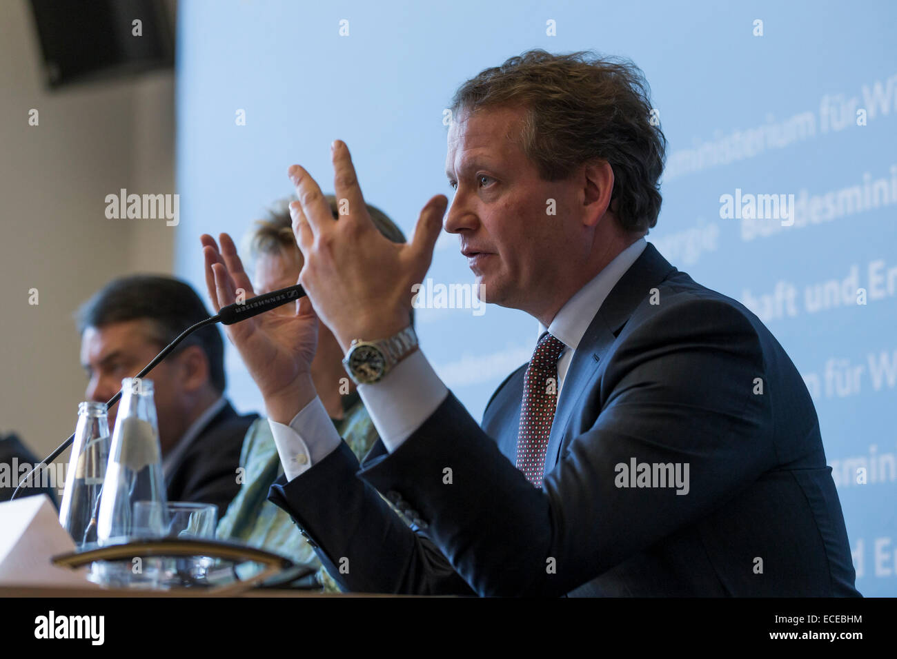 Berlin, Allemagne. 12 Décembre, 2014. Le gouvernement fédéral, les syndicats et des terres a signé l ' alliance pour l'éducation et la formation continue " pour l'attractivité de la formation professionnelle du système binaire de renforcer et de l'augmentation des problèmes de mettre en place entre l'offre et la demande sur le marché avec des efforts communs visant à surmonter. Les participants donner après la signer des déclarations et d'une conférence de presse conjointe dans le ministère fédéral de l'économie et de l'énergie. Credit : Reynaldo Chaib Paganelli/Alamy Live News Banque D'Images