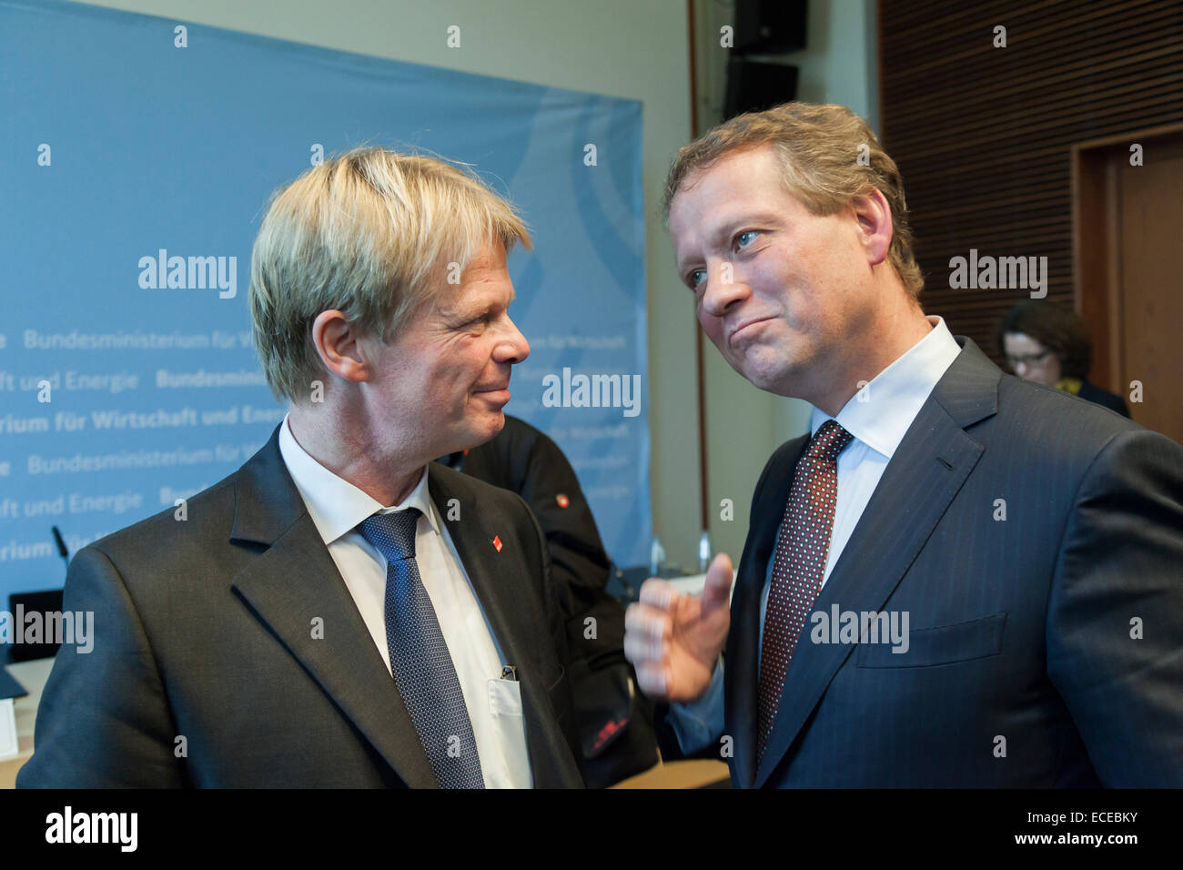 Berlin, Allemagne. 12 Décembre, 2014. Le gouvernement fédéral, les syndicats et des terres a signé l ' alliance pour l'éducation et la formation continue " pour l'attractivité de la formation professionnelle du système binaire de renforcer et de l'augmentation des problèmes de mettre en place entre l'offre et la demande sur le marché avec des efforts communs visant à surmonter. Les participants donner après la signer des déclarations et d'une conférence de presse conjointe dans le ministère fédéral de l'économie et de l'énergie. Credit : Reynaldo Chaib Paganelli/Alamy Live News Banque D'Images