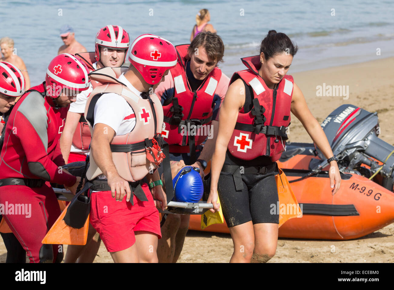 Les sauveteurs de la Croix-Rouge et les services de secours sauvetage simulation sur beach en Espagne Banque D'Images