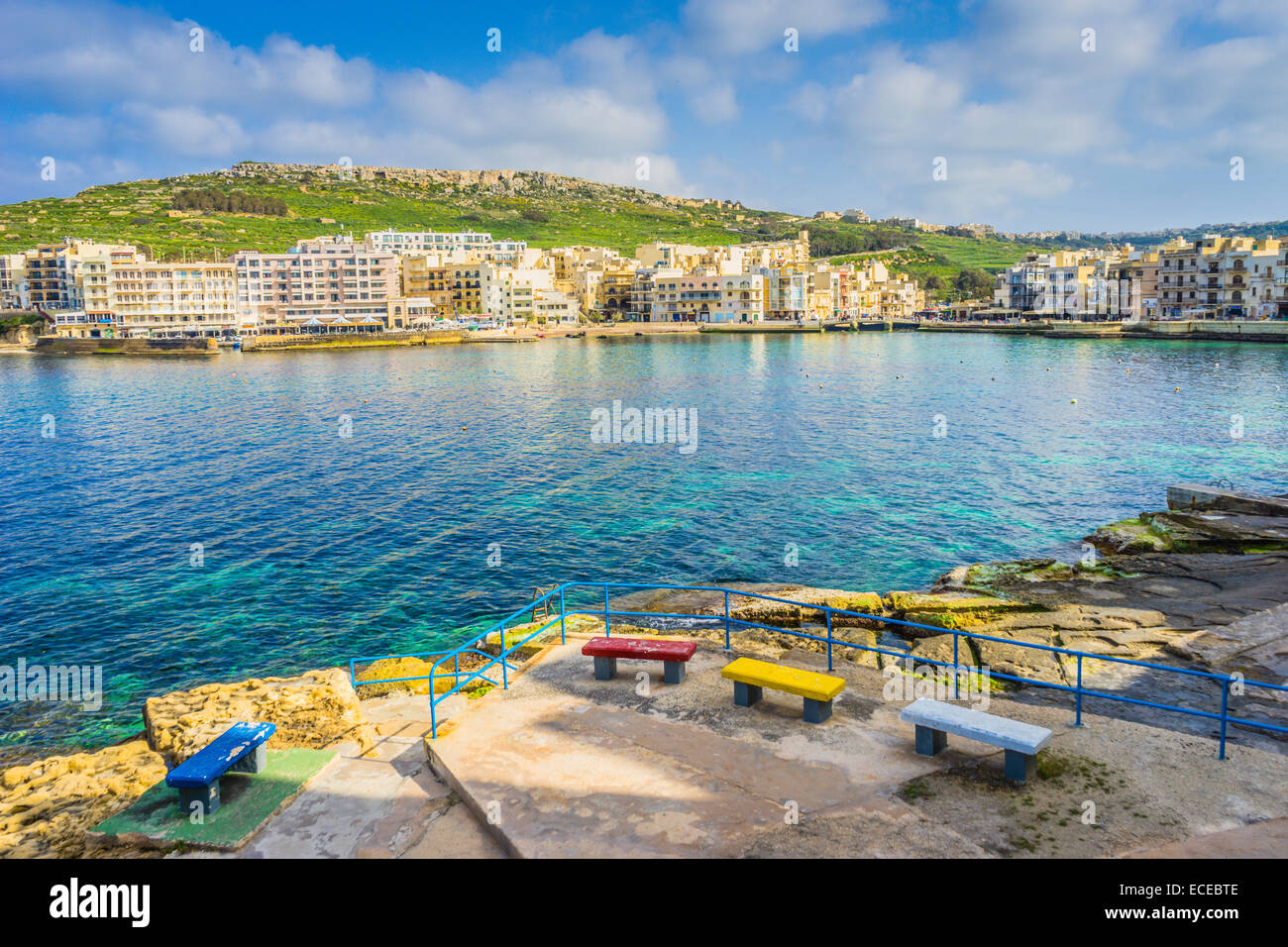 Malte, Gozo, Malta, vue de la ville port avec terrasse en bord de bâtiments au bord de l'eau Banque D'Images