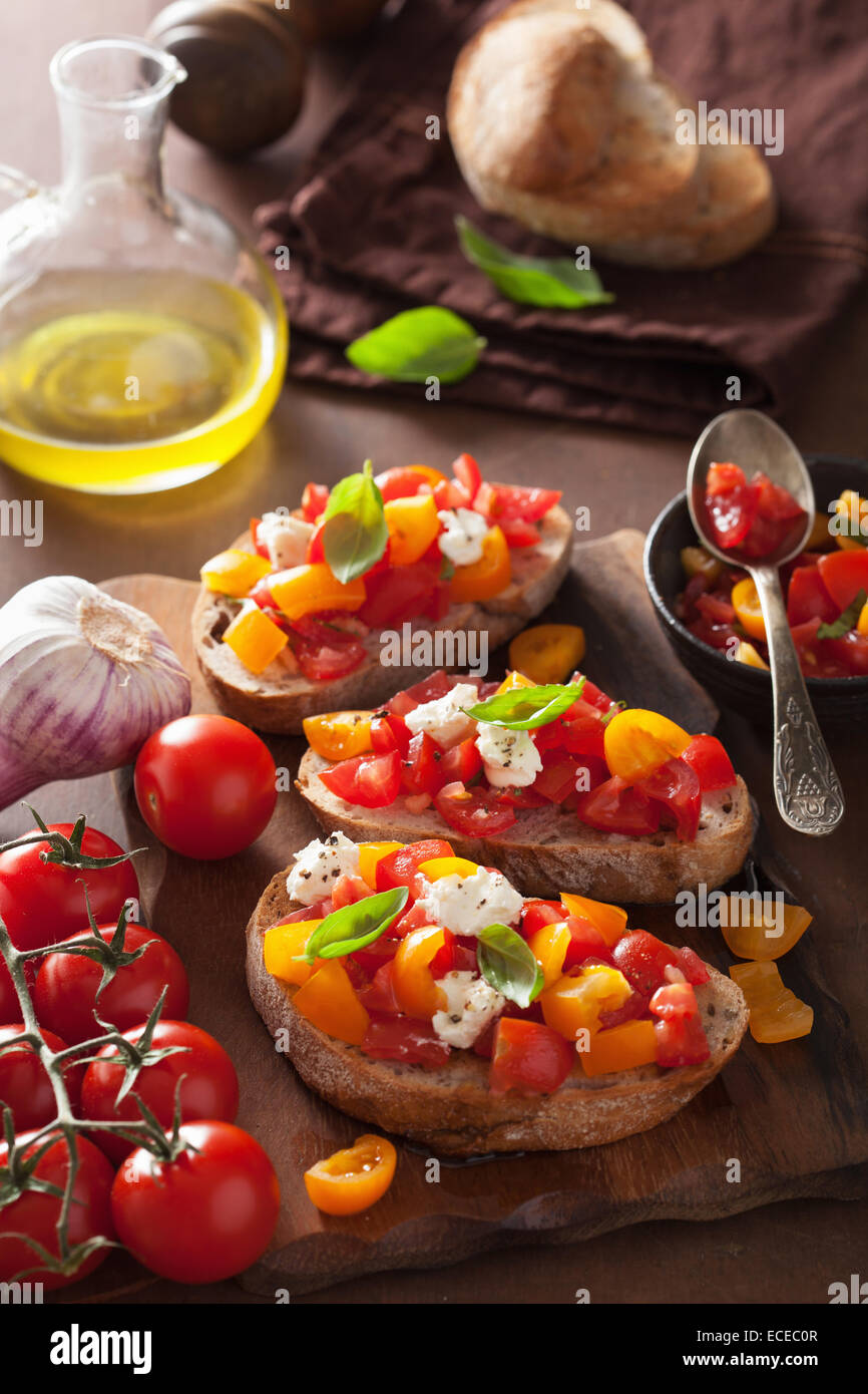 Bruschetta italienne avec l'huile d'olive Ail Tomates Banque D'Images