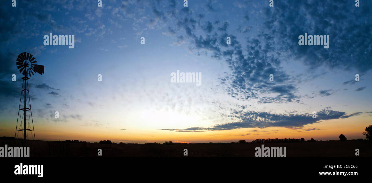Argentine, province de Buenos Aires, Moulin au coucher du soleil Banque D'Images