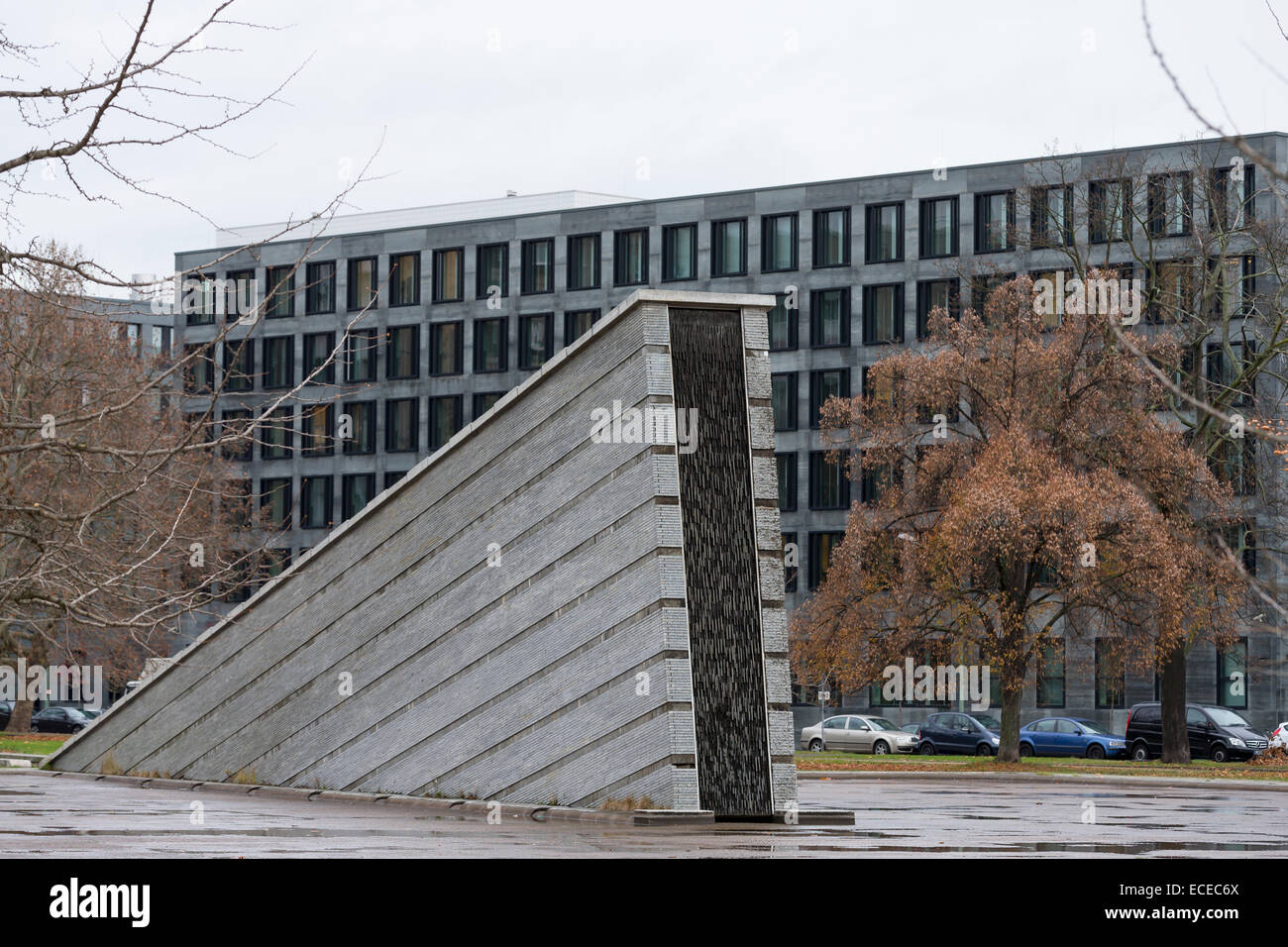 Regardez le Mauerbrunnen dans un Berliner journée d'hiver. Le Mauerbrunnen se dresse sur l'invalide's park à Berlin. Le sénat de Berlin appelle la pièce d'eau ou Invalidenbrunnen Mauerbrunnen art. Le 12 décembre en 2014, Berlin, Allemagne. © Reynaldo Paganelli Banque D'Images