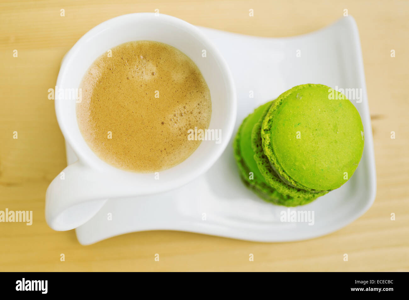 Vue de dessus de tasse de café et deux macarons sur le bac français Banque D'Images