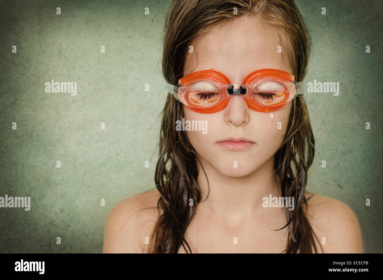 Portrait d'une fille avec ses yeux fermés, portant des lunettes de natation Banque D'Images