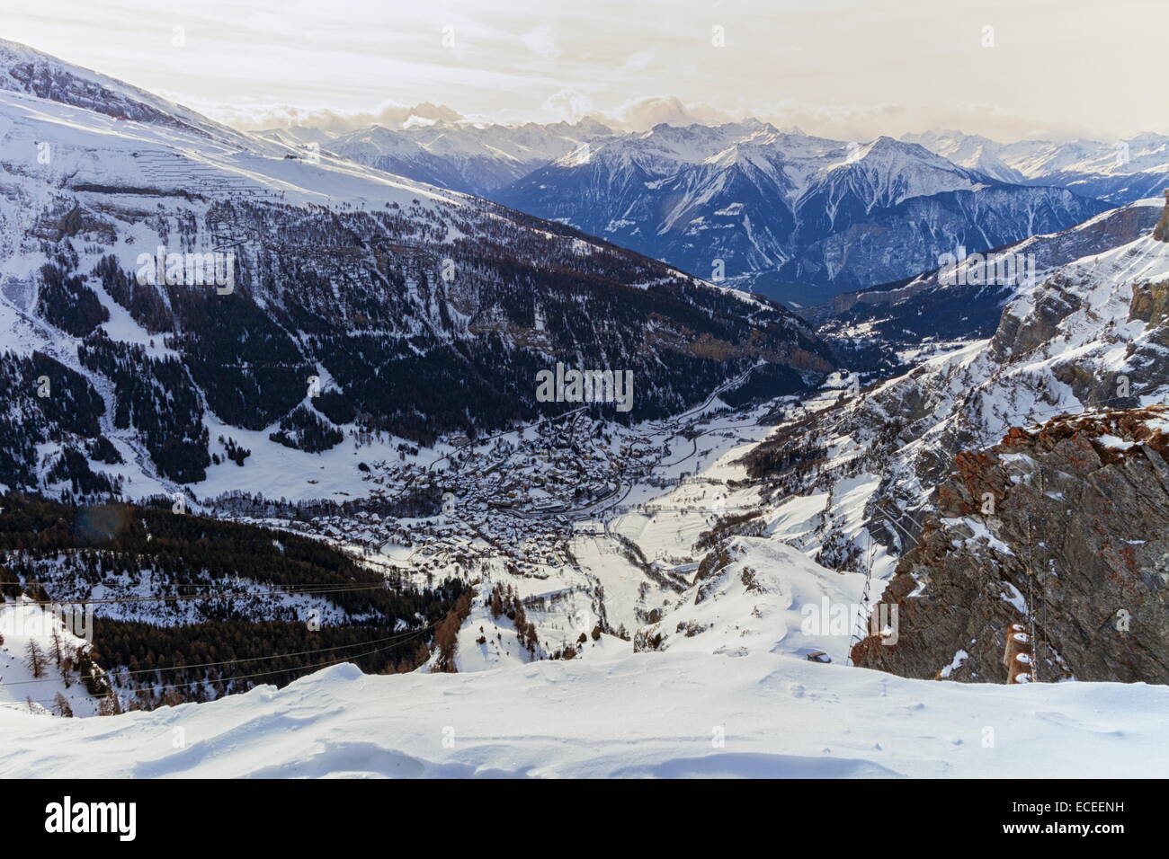Vue aérienne de Loèche village en hiver, Valais, Suisse Banque D'Images