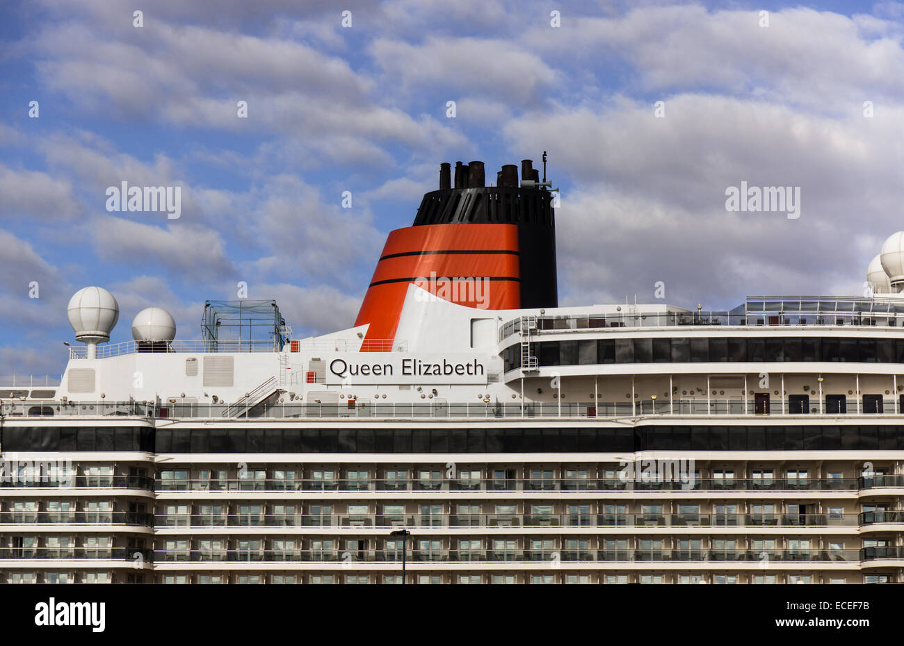 L'IMAGE GRAPHIQUE DE CROISIÈRE QUEEN ELIZABETH HARBOUR ESPAGNE ANDALOUSIE MALAGA PICASSO TOURISTES MER MUSÉES RESTAURANTS SUN SEA Banque D'Images