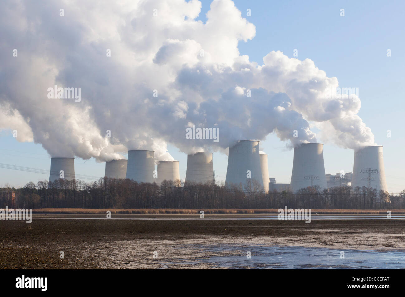 La vapeur s'élève des tours de refroidissement de la Vattenfall centrale électrique au charbon dans Jaenschwalde, 09 Décembre 2014 Banque D'Images