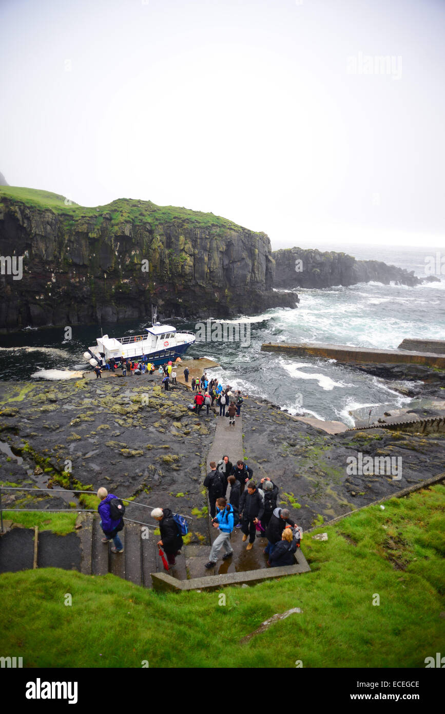 Ils arrivent à l'île de Mykines dans Jósup appelé ferry, Îles Féroé Banque D'Images