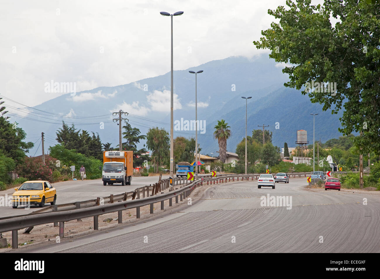 Les voitures qui circulent sur l'autoroute le long de la mer Caspienne en Iran Banque D'Images