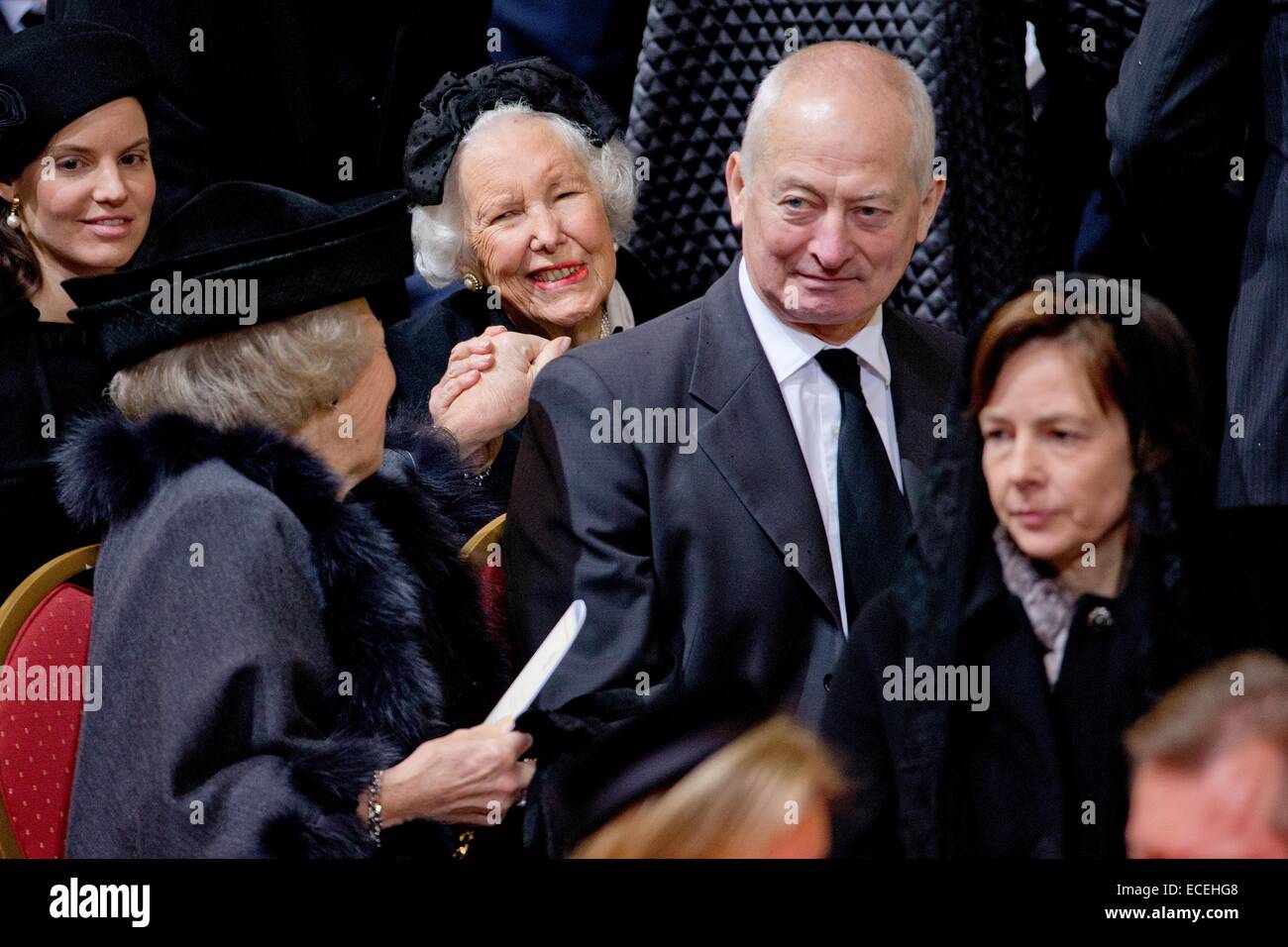 Bruxelles, Belgique. Dec 12, 2014. La princesse Beatrix des Pays-Bas (L) et le Prince Hans-Adam de Liechtenstein d'assister aux funérailles de la Reine Fabiola de Belgique à la Cathédrale de Saint Michel et Saint Gudule à Bruxelles, Belgique, 12 décembre 2014. Photo : Patrick van Katwijk/ FRANCE SUR AUCUN SERVICE DE FIL/dpa/Alamy Live News Banque D'Images