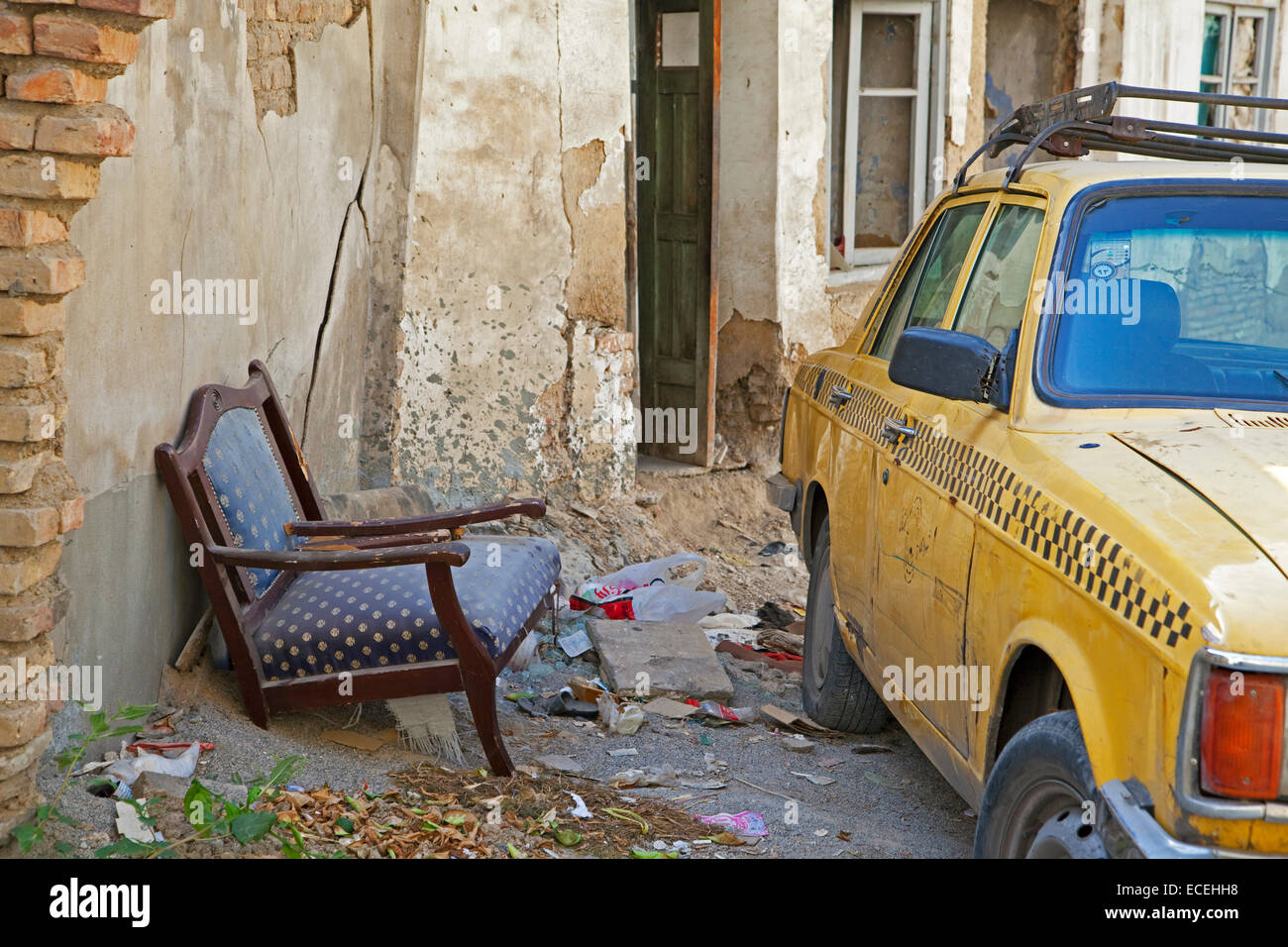 Vieux taxi jaune garée dans quartier pauvre de la ville de Gorgan / Gurgan, Province de Golestan, Iran Banque D'Images