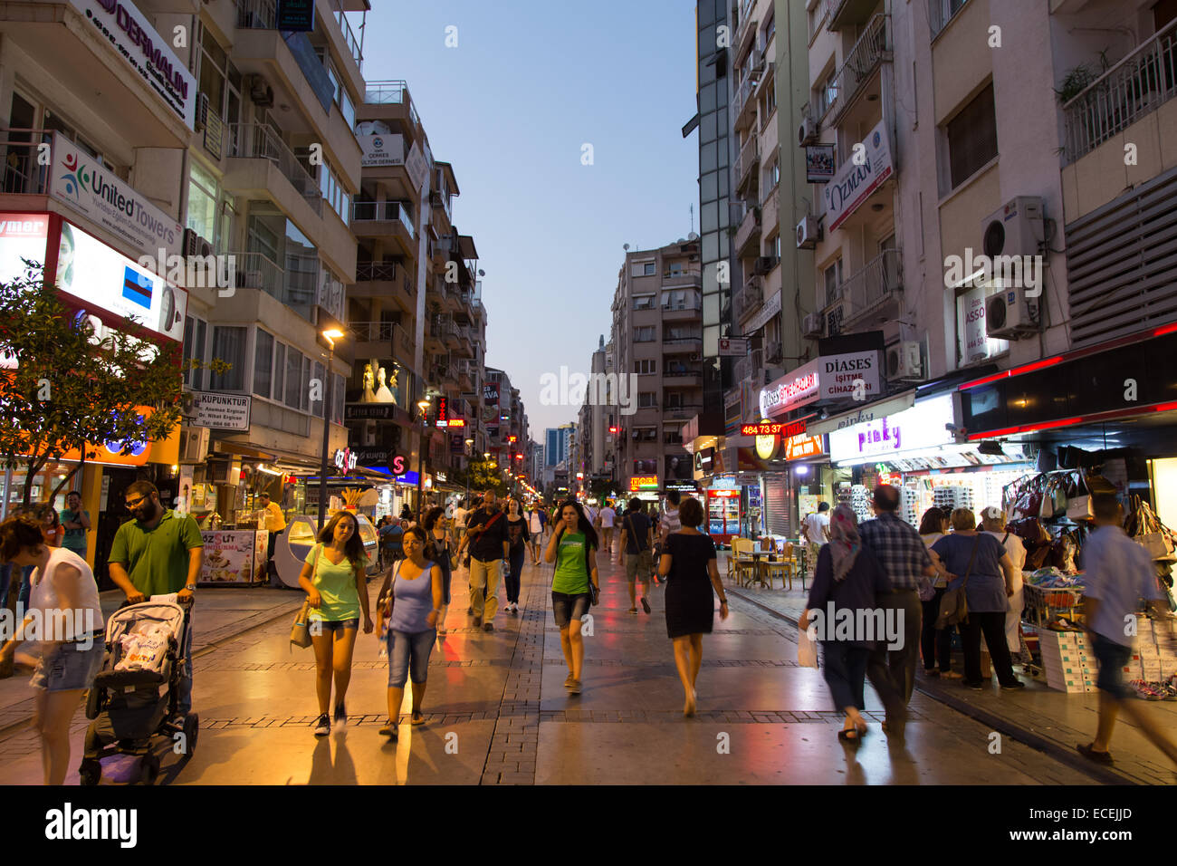 IZMIR, TURQUIE - 21 juillet 2014 : Les gens de l'Avenue 33 Osmangazi où est l'un de la destination la plus populaire pour le shopping et e Banque D'Images