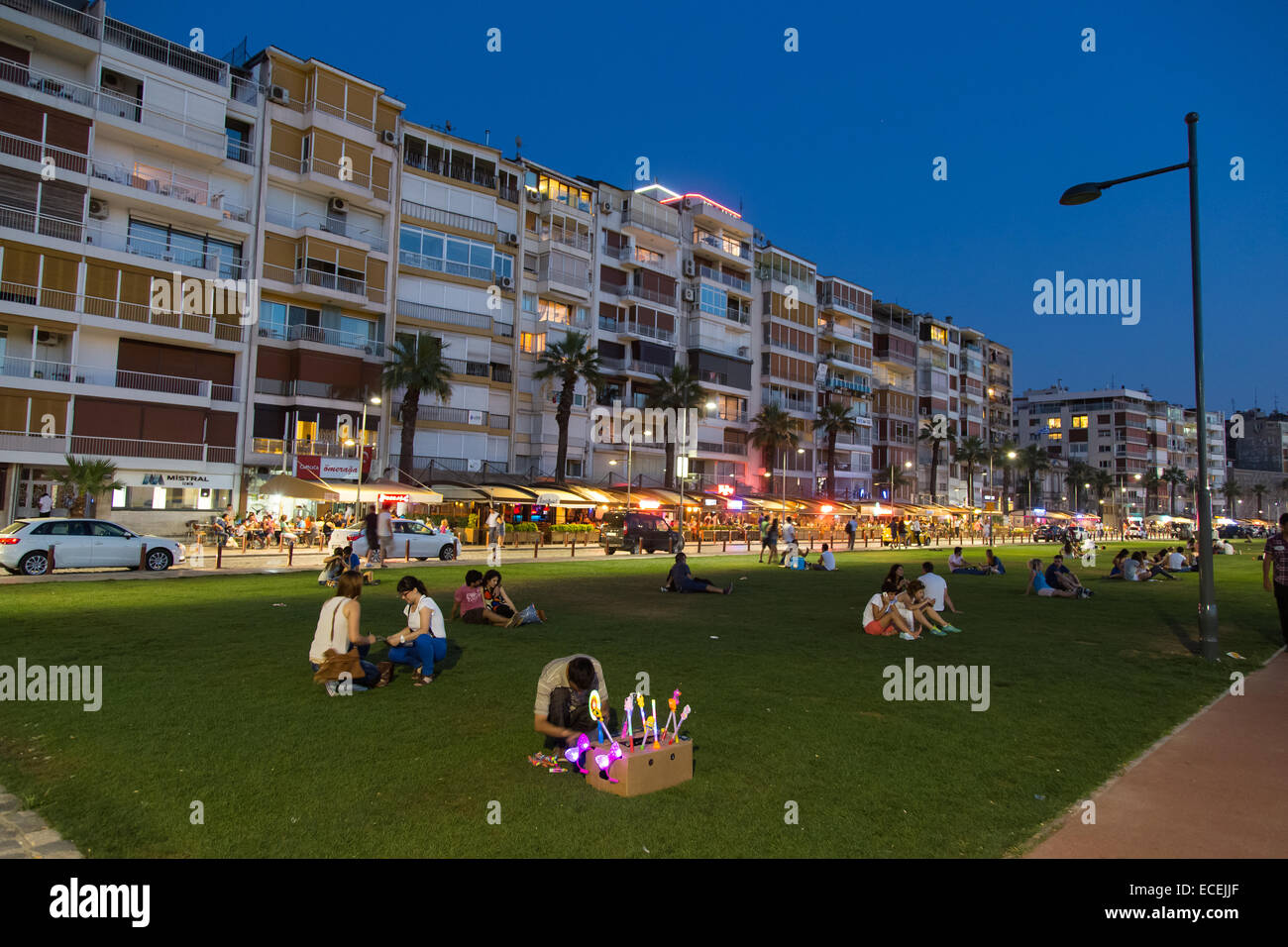 IZMIR, TURQUIE - 21 juillet 2014 : les gens sur l'herbe à côté d'Izmir où Kordon est l'un des plus populaires de destination pour facilement acessible Banque D'Images