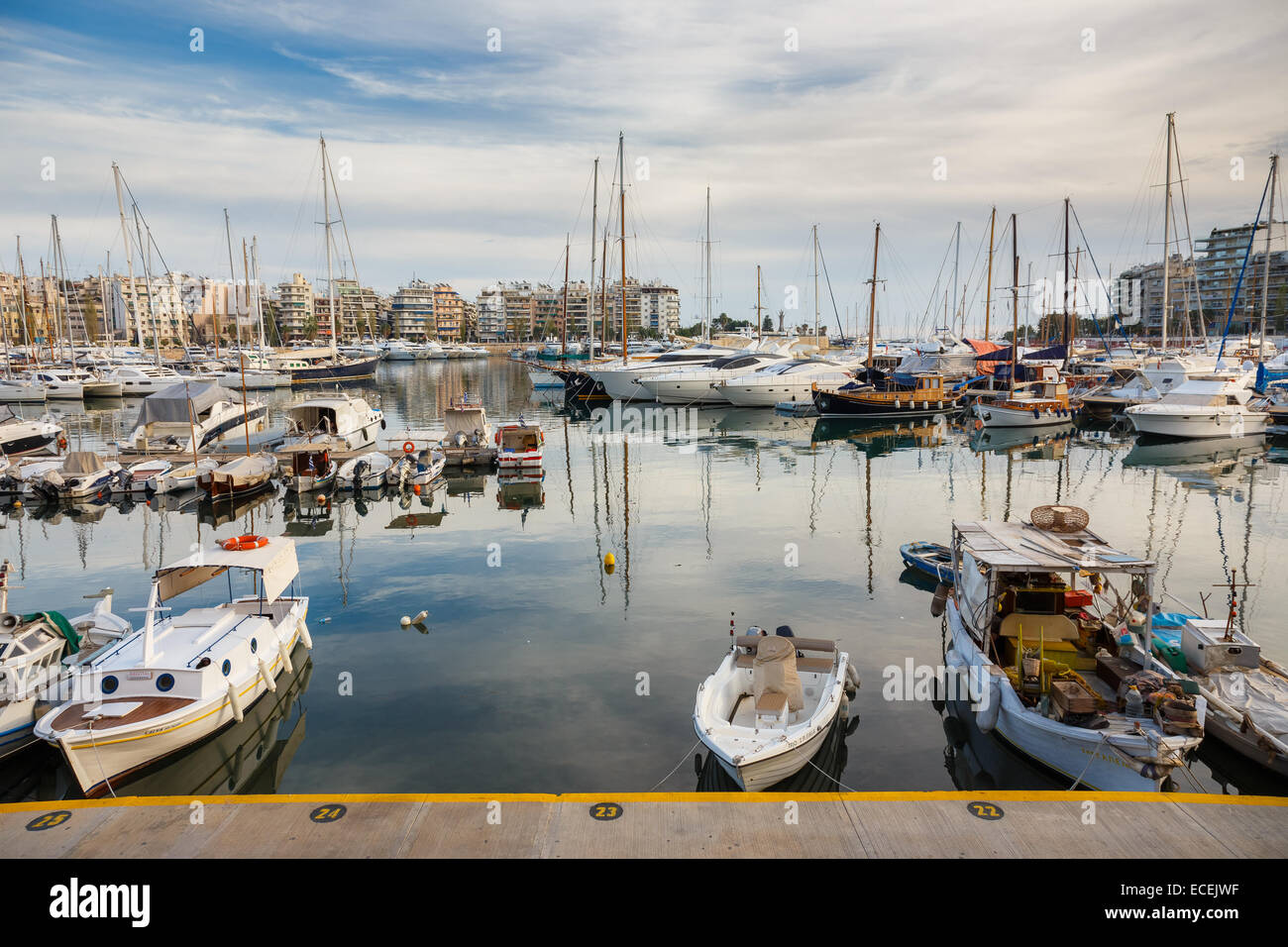 Vue partielle de Zea Marina port avec bateaux de pêche ancrés le long des rives en Grèce Banque D'Images