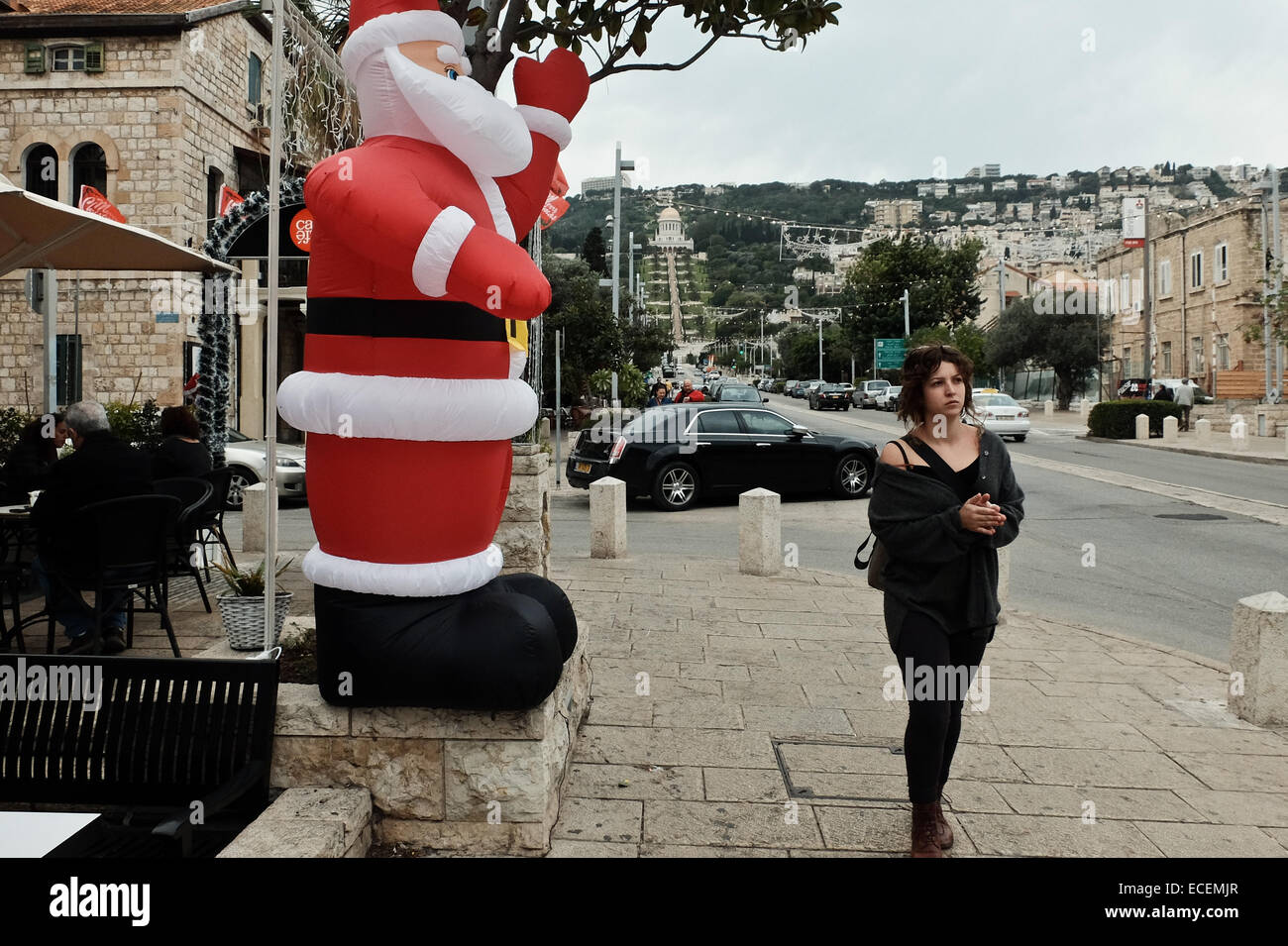 Haïfa, Israël. 12 Décembre, 2014. Boulevard Ben Gourion, au coeur de la colonie allemande, est décorée dans l'esprit de Noël. La colonie allemande fut fondée au 19ème siècle par l'Allemand Templers qui venaient d'établir une communauté chrétienne en Terre Sainte. Credit : Alon Nir/Alamy Live News Banque D'Images