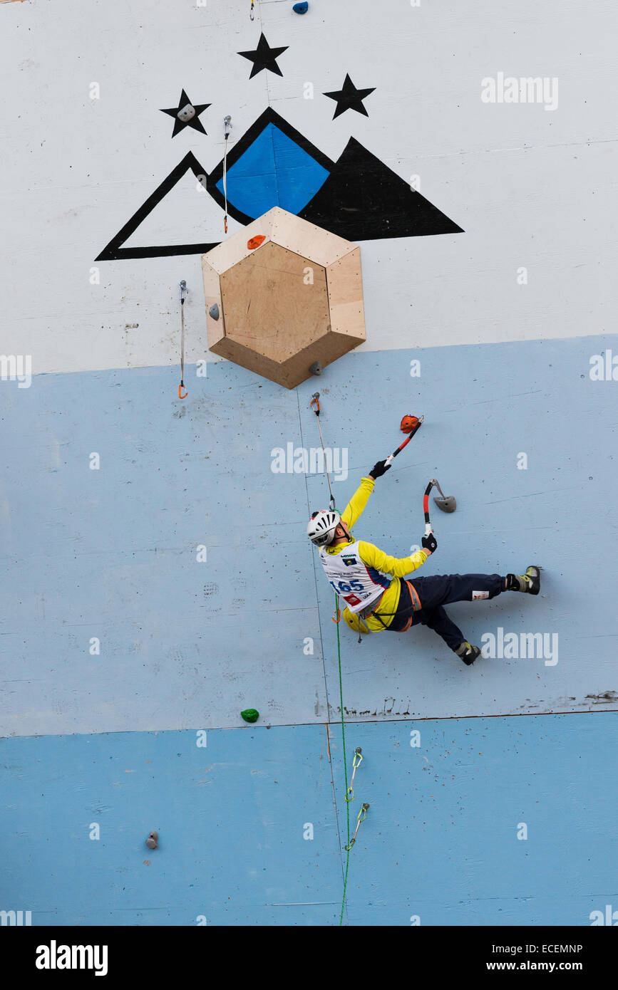 Bozeman, au Montana, aux Etats-Unis. 12 Déc., 2014. Kevin Huser de Suisse, un grimpeur a dit d'avoir un brillant avenir, participe à la mens laisse grimper partie de la Fédération internationale de l'escalade et l'Alpinisme Ice Climbing World Cup à Bozeman, au Montana, aux Etats-Unis. Les activités se poursuivent jusqu'à samedi. Banque D'Images