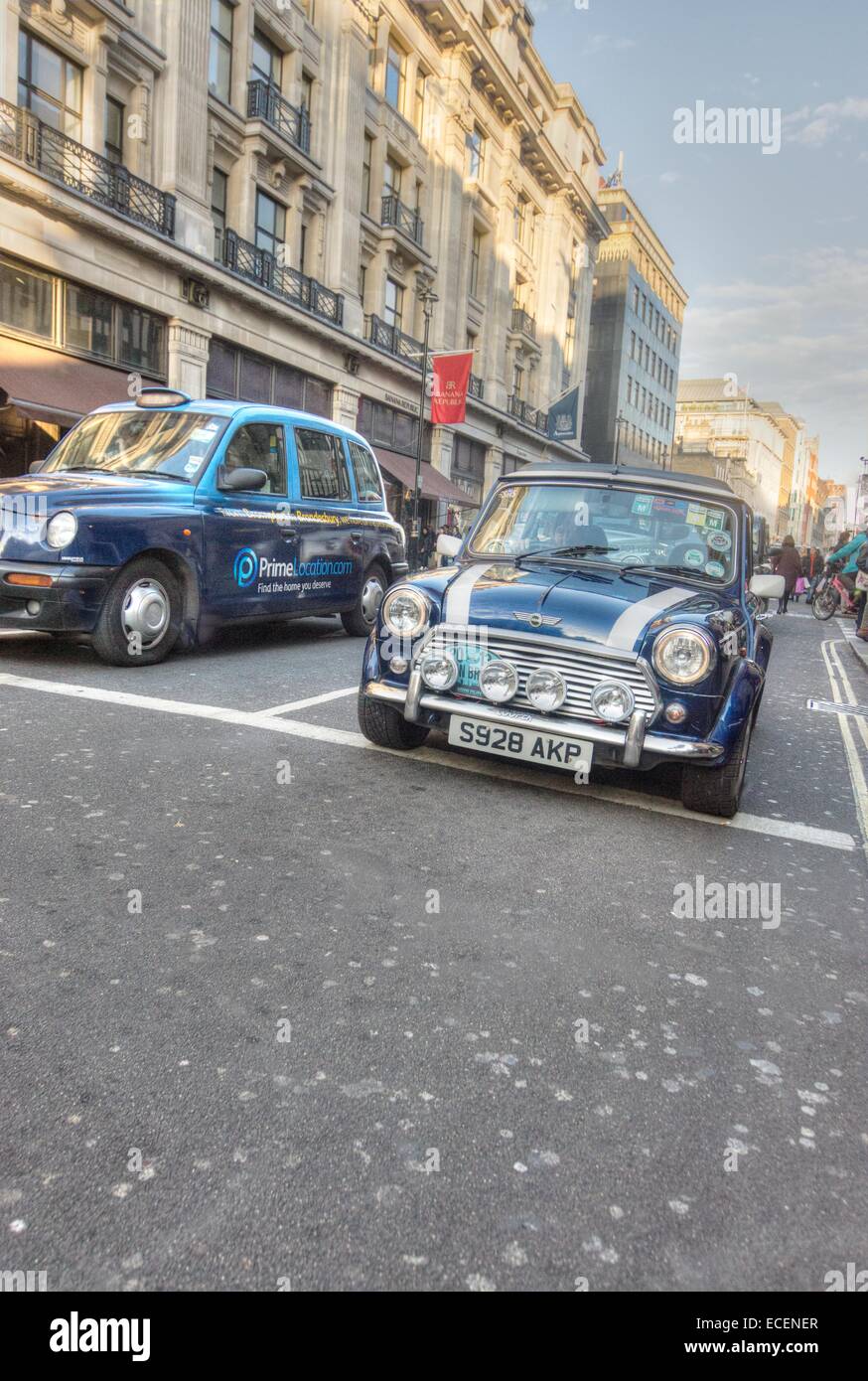 Voiture Mini Cooper sur les rues de Londres Banque D'Images