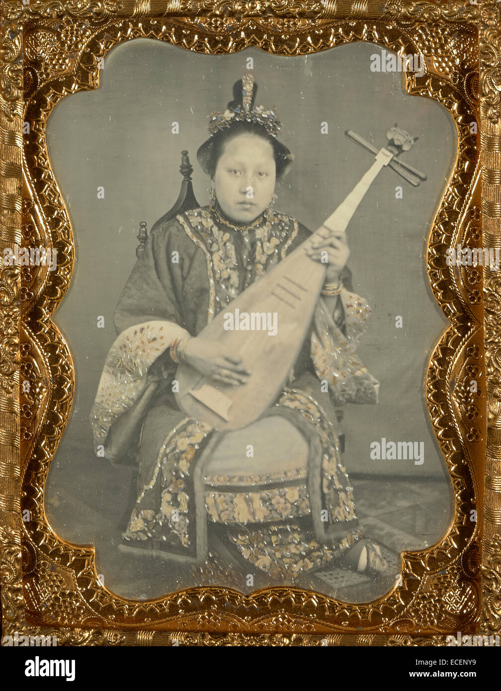 Femme chinoise avec une mandoline ; pas de bouilloire, Cuisine américaine ; 1860 ; daguerréotype, colorées à la main, 1/4 de plaque, de droit : 9 x 6,5 cm (3 9/16 x 2 9/16 in.) Banque D'Images