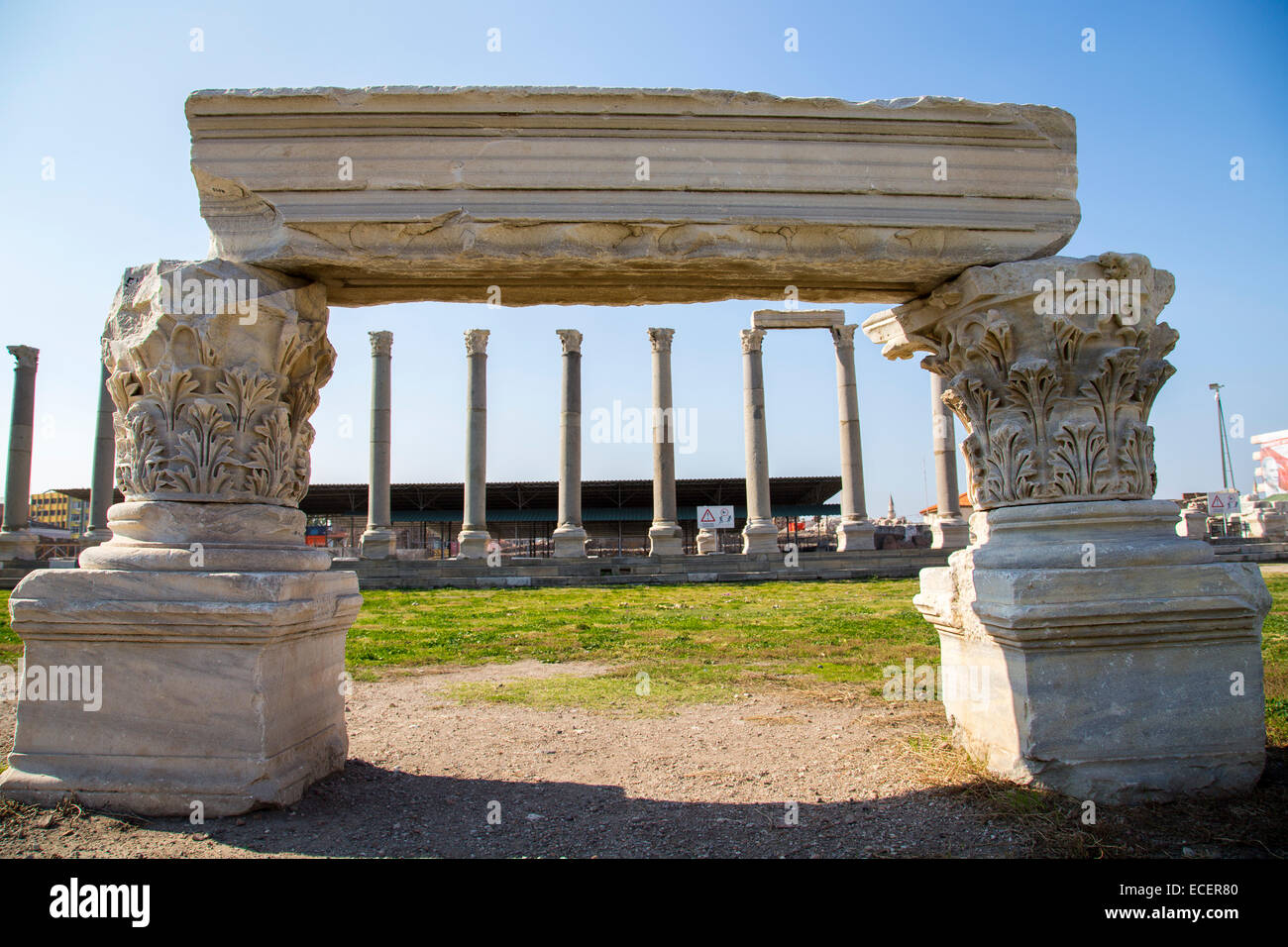 Colonnes et des ruines dans Agora de Smyrne avec colonnes à partir de la 4e siècle BC Izmir Turquie 2014 Banque D'Images
