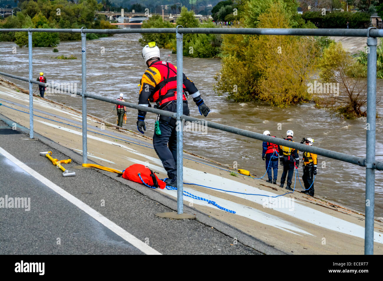 Los Angeles, Californie, USA. 12 Décembre, 2014. Faire les pompiers sauvetage en eau de deux personnes coincées dans la Los Angeles River après grande tempête de pluie dans le sud de la Californie Crédit : Chester Brown/Alamy Live News Banque D'Images