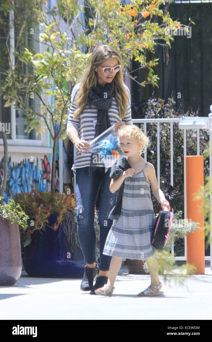 Rebecca Gayheart sur l'école courir ramasser fille Billie Beatrice Dane avec Rebecca Gayheart :,Billie Beatrice Dane Où : Los Angeles, United States Quand : 09 Juin 2014 Banque D'Images