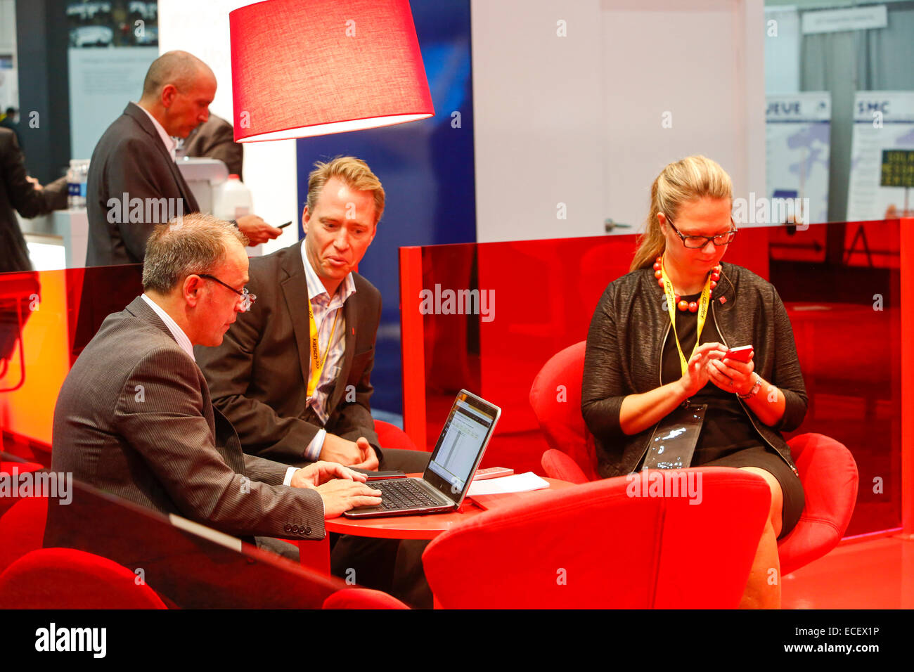Detroit, Michigan - Les participants de l'Intelligent Transport Systems World Congress travailler à un salon dans le hall d'exposition. Banque D'Images