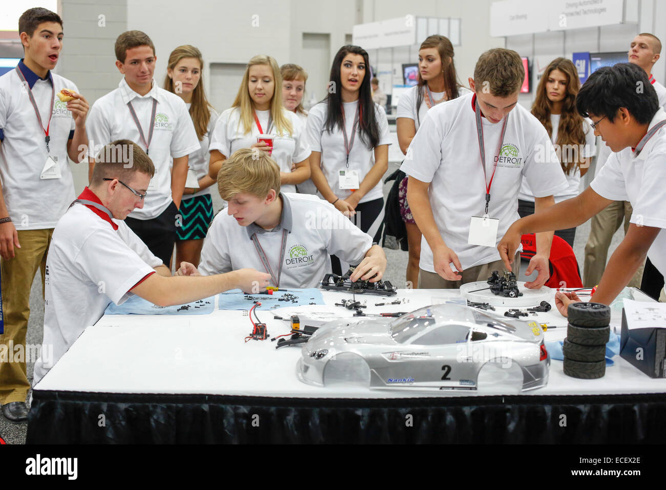 Detroit, Michigan - élèves du secondaire en compétition pour construire un modèle d'auto-conduite automobile. Banque D'Images