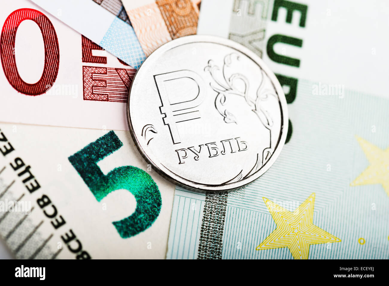 Rouble russe pièce sur les billets de banque européens Banque D'Images