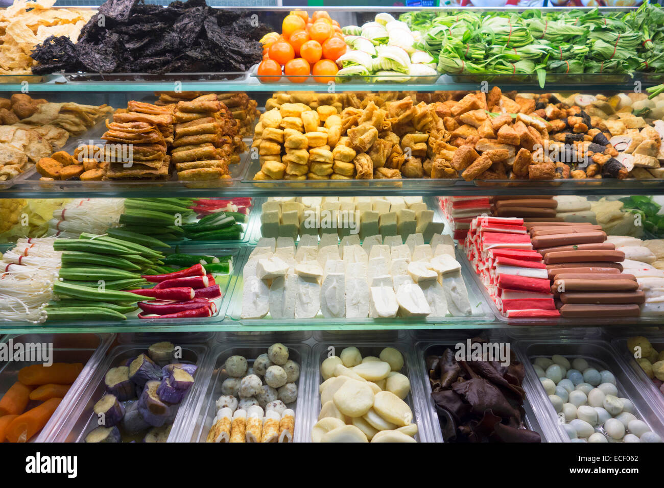 Ingrédients pour un délicieux repas chinois Foo Yong Tau de la pâte de poisson dans les légumes et le tofu avec du bouillon chaud soupe épicée Banque D'Images