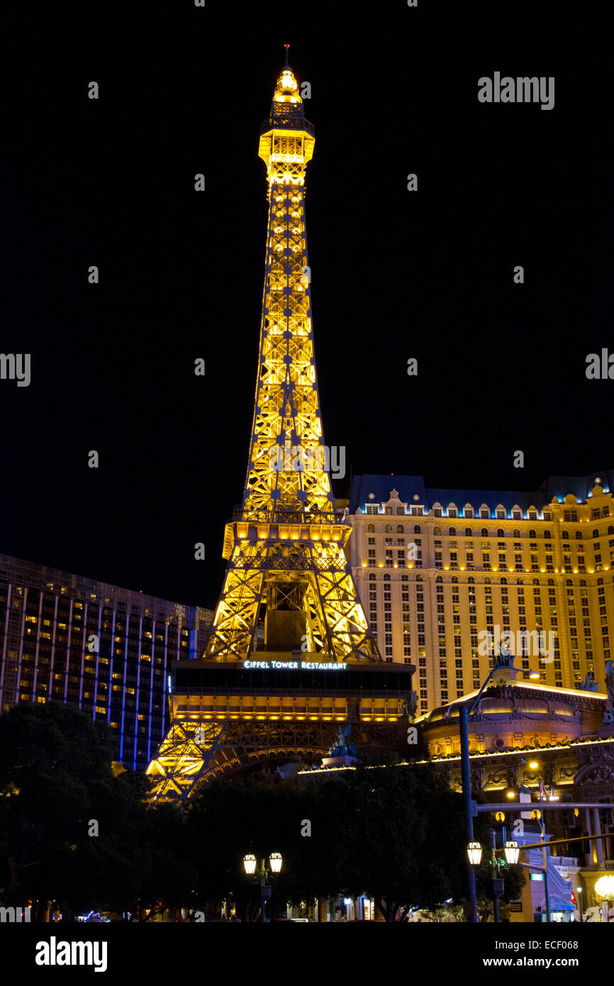 Paris Las Vegas Hotel avec restaurant Tour Eiffel illuminée la nuit le long de Las Vegas Strip, comté de Clark, Nevada en Juillet Banque D'Images