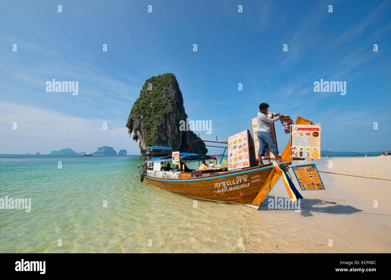 Bateau longtail food vendor sur Phra Nang Beach, Railay, Krabi, Thaïlande Banque D'Images
