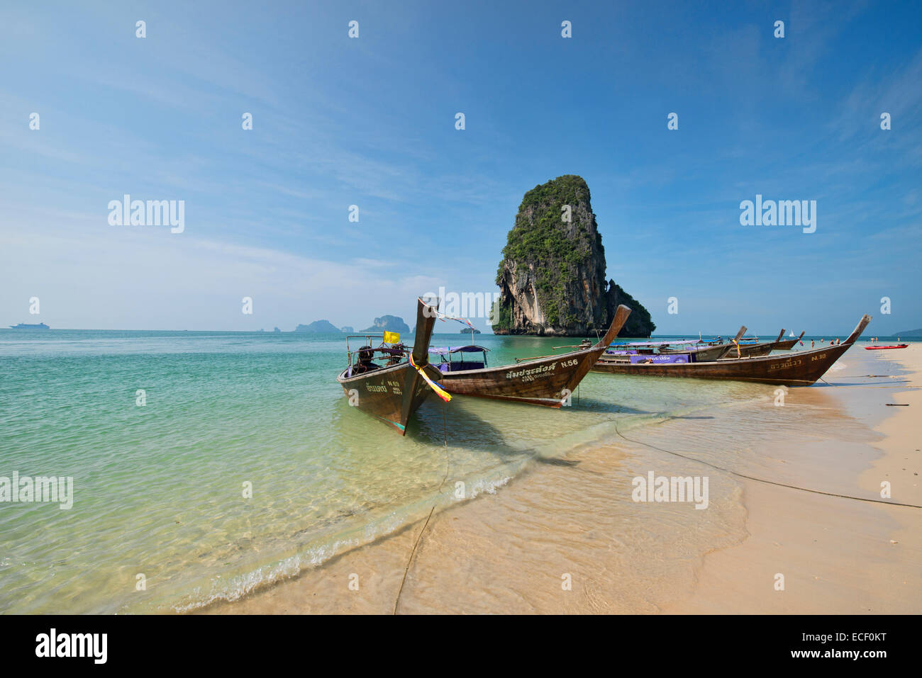 Bateaux longtail en face de l'île heureuse hors de Phra Nang Beach, Railay, Krabi, Thaïlande Banque D'Images