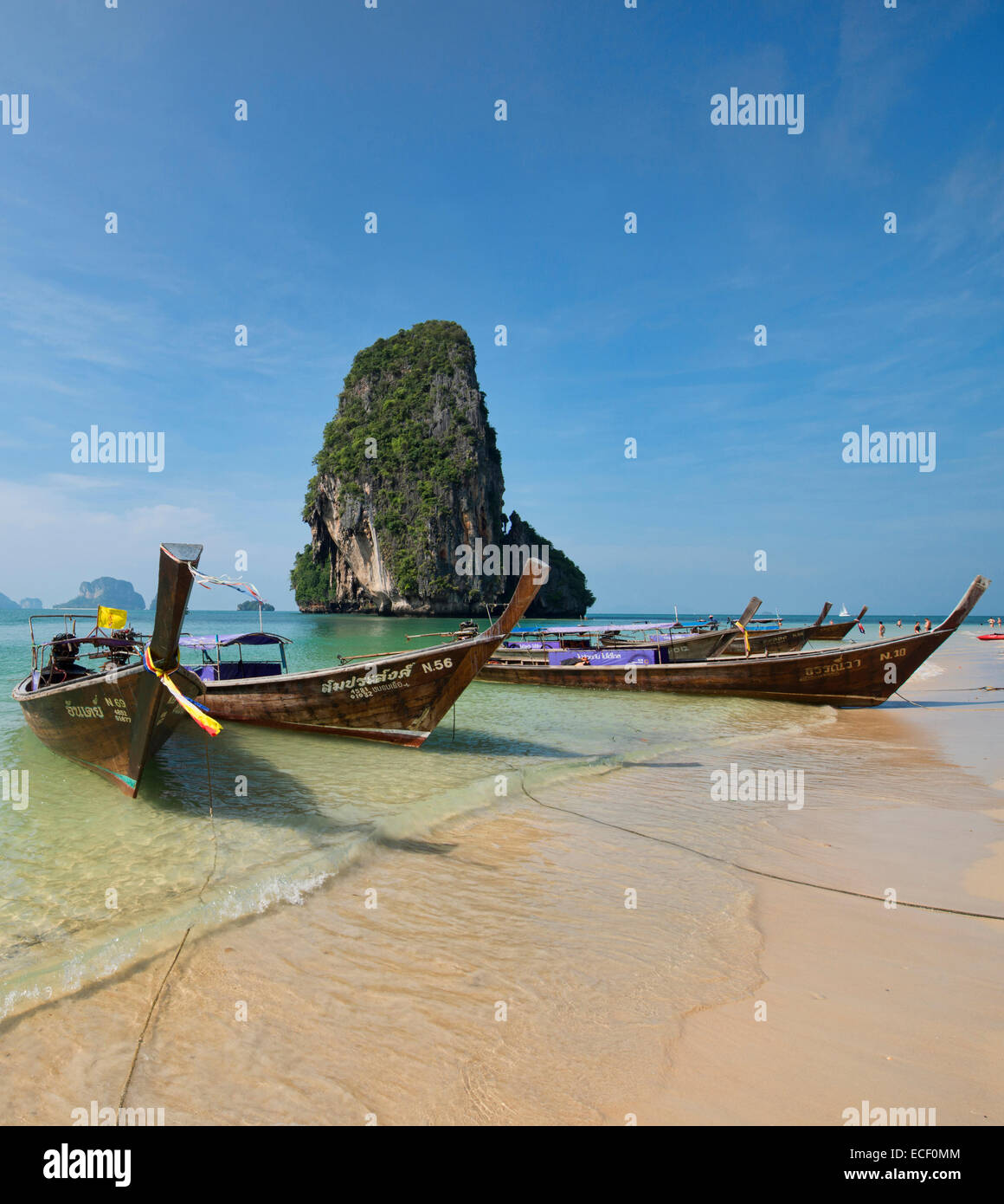 Bateaux longtail en face de l'île heureuse hors de Phra Nang Beach, Railay, Krabi, Thaïlande Banque D'Images